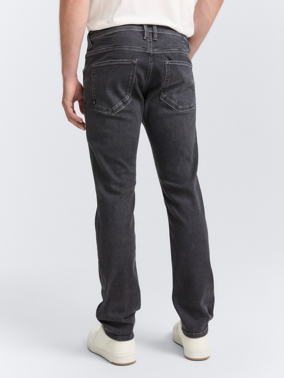 TTAEDAN STRAIGHT Jeans mit Stretch - used dark stone grey denim - Auschnitt Model-Rückansicht