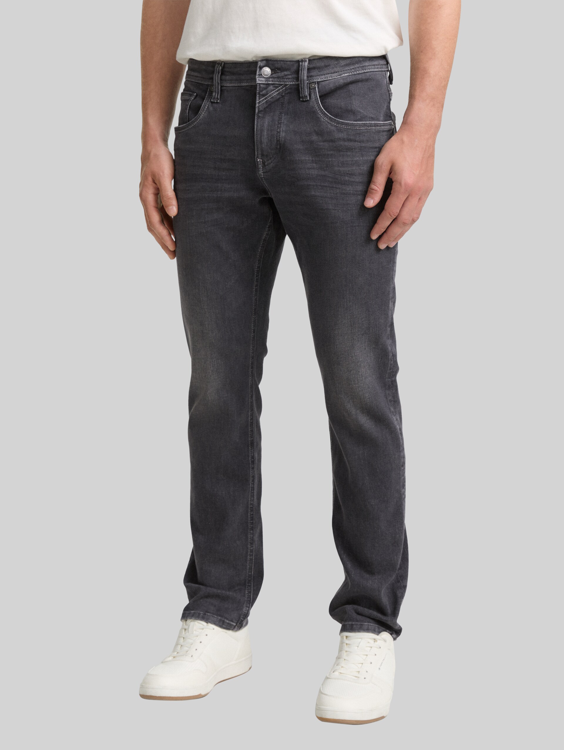 TTAEDAN STRAIGHT Jeans with Stretch - used dark stone grey denim - Neckline model front view