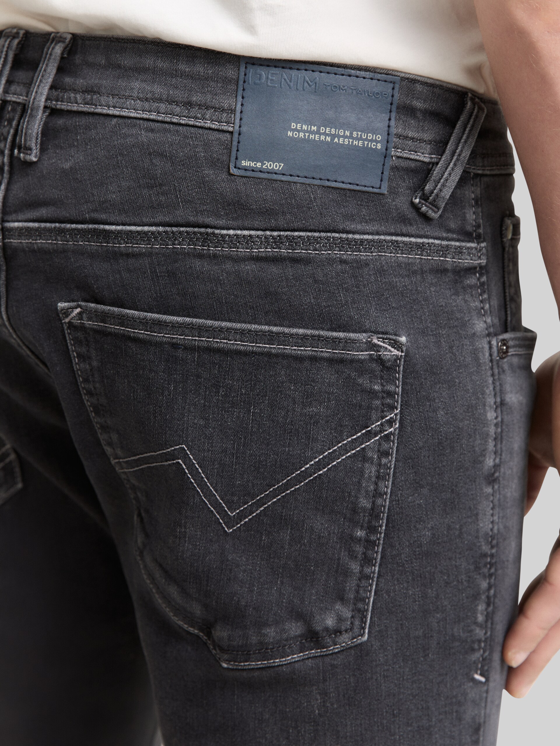 TTAEDAN STRAIGHT Jeans with Stretch - used dark stone grey denim - Detail model view