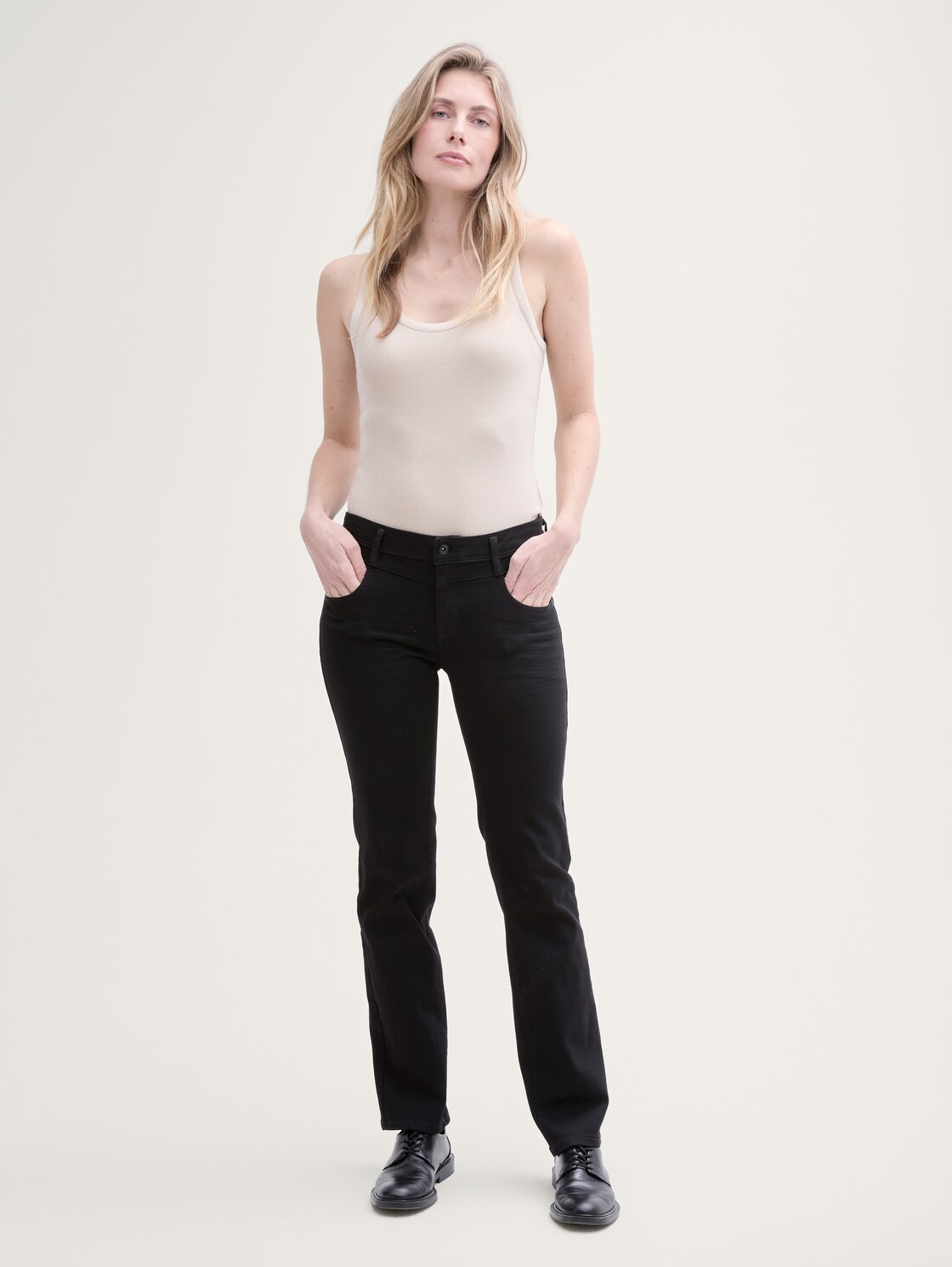 TTALEXA STRAIGHT Jeans - black denim - Model-Vorderansicht