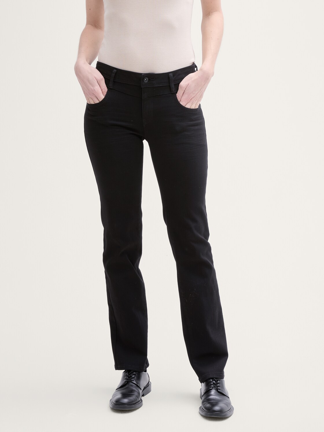 TTALEXA STRAIGHT Jeans - black denim - Ausschnitt Model-Vorderansicht