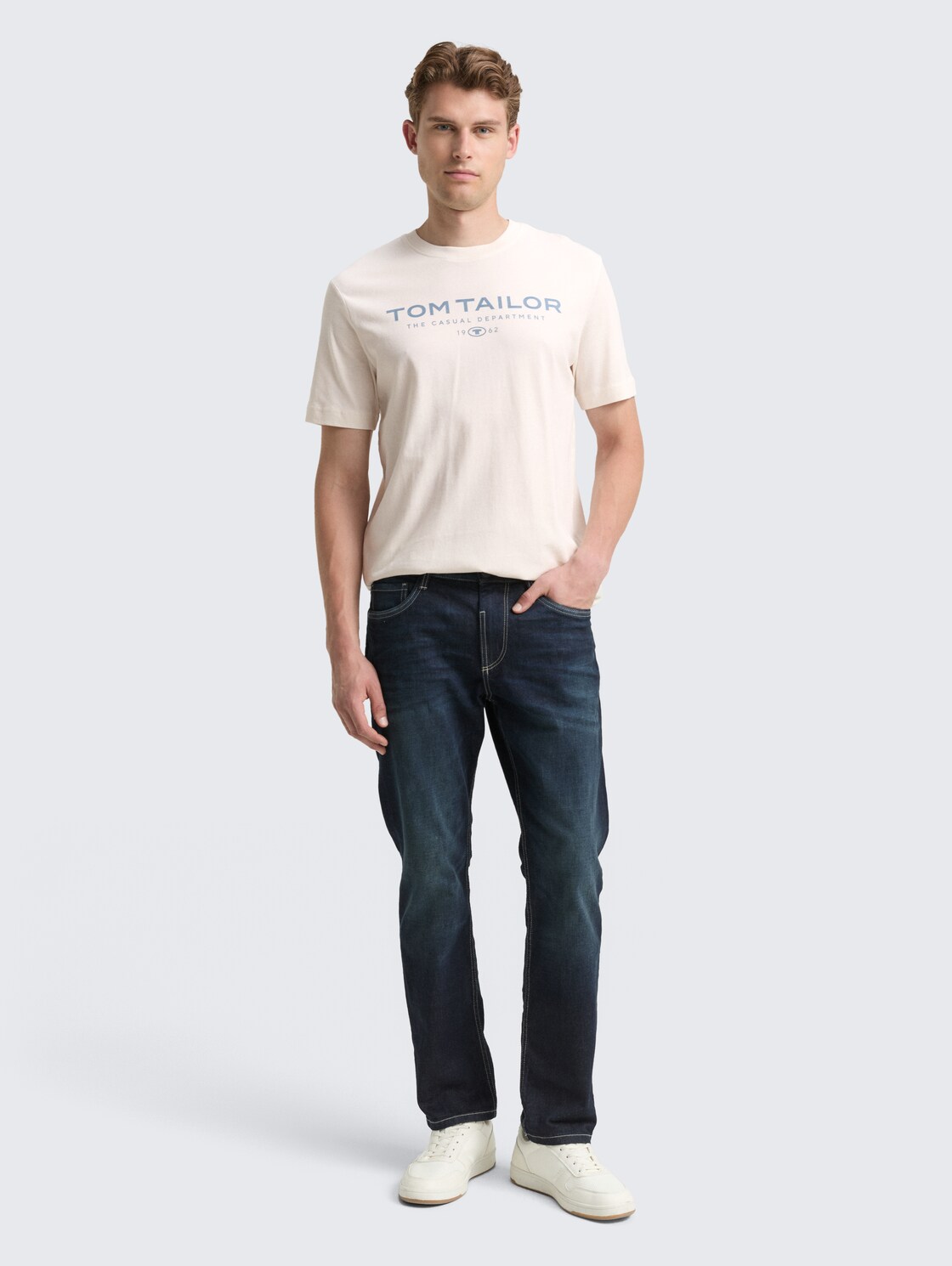 T-Shirt aus Baumwolle mit Logo-Print - Gardenia White - Model-Vorderansicht