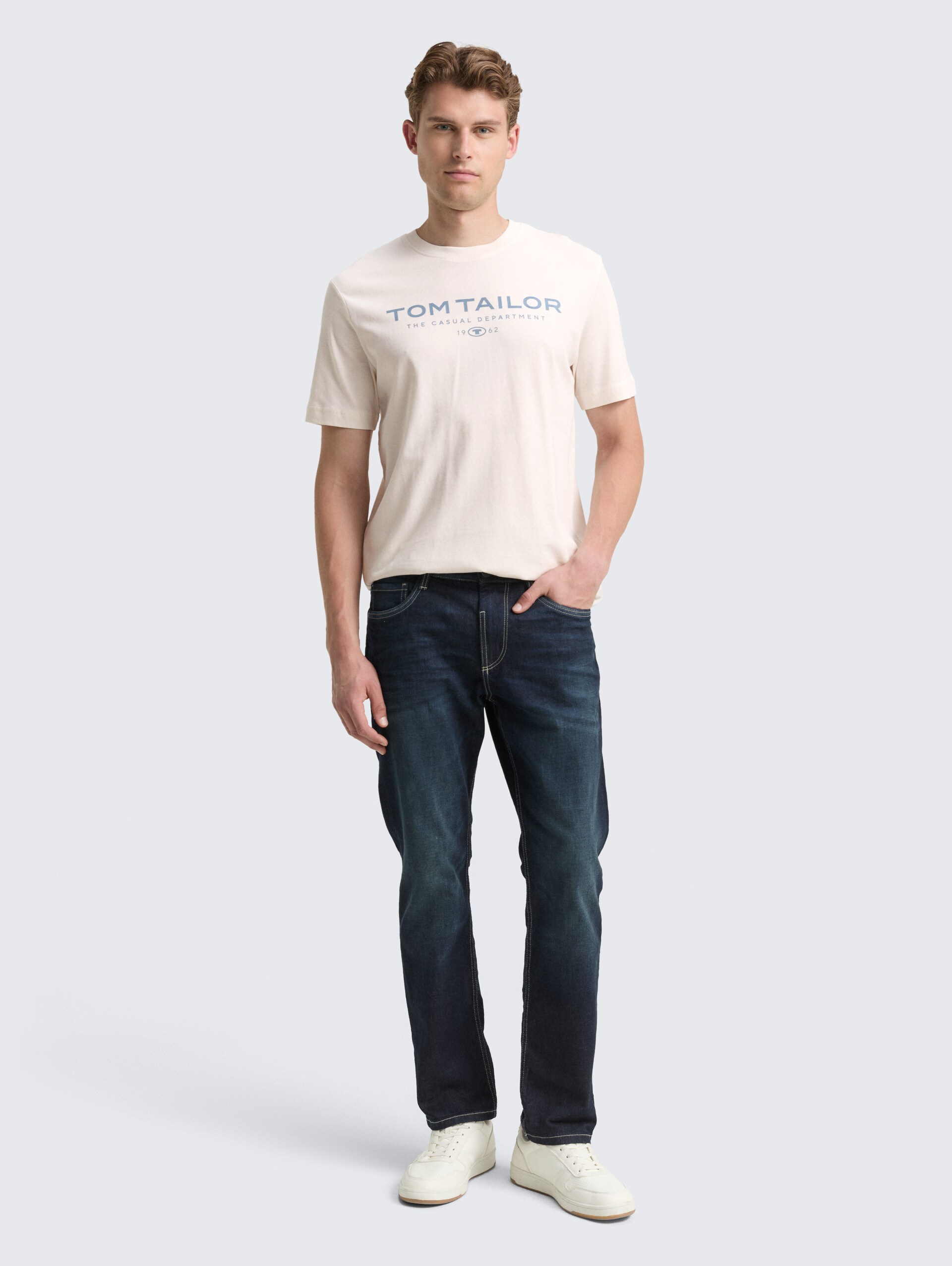 T-Shirt aus Baumwolle mit Logo-Print - Gardenia White - Model-Vorderansicht