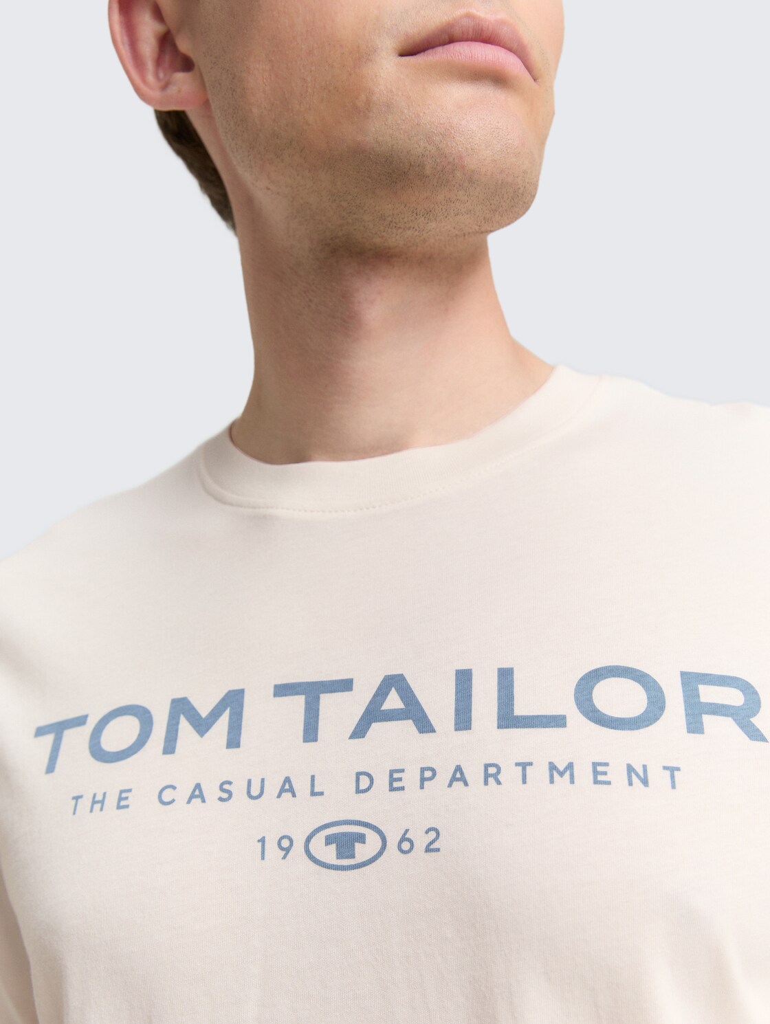 T-Shirt aus Baumwolle mit Logo-Print - Gardenia White - Detail-Model-Ansicht