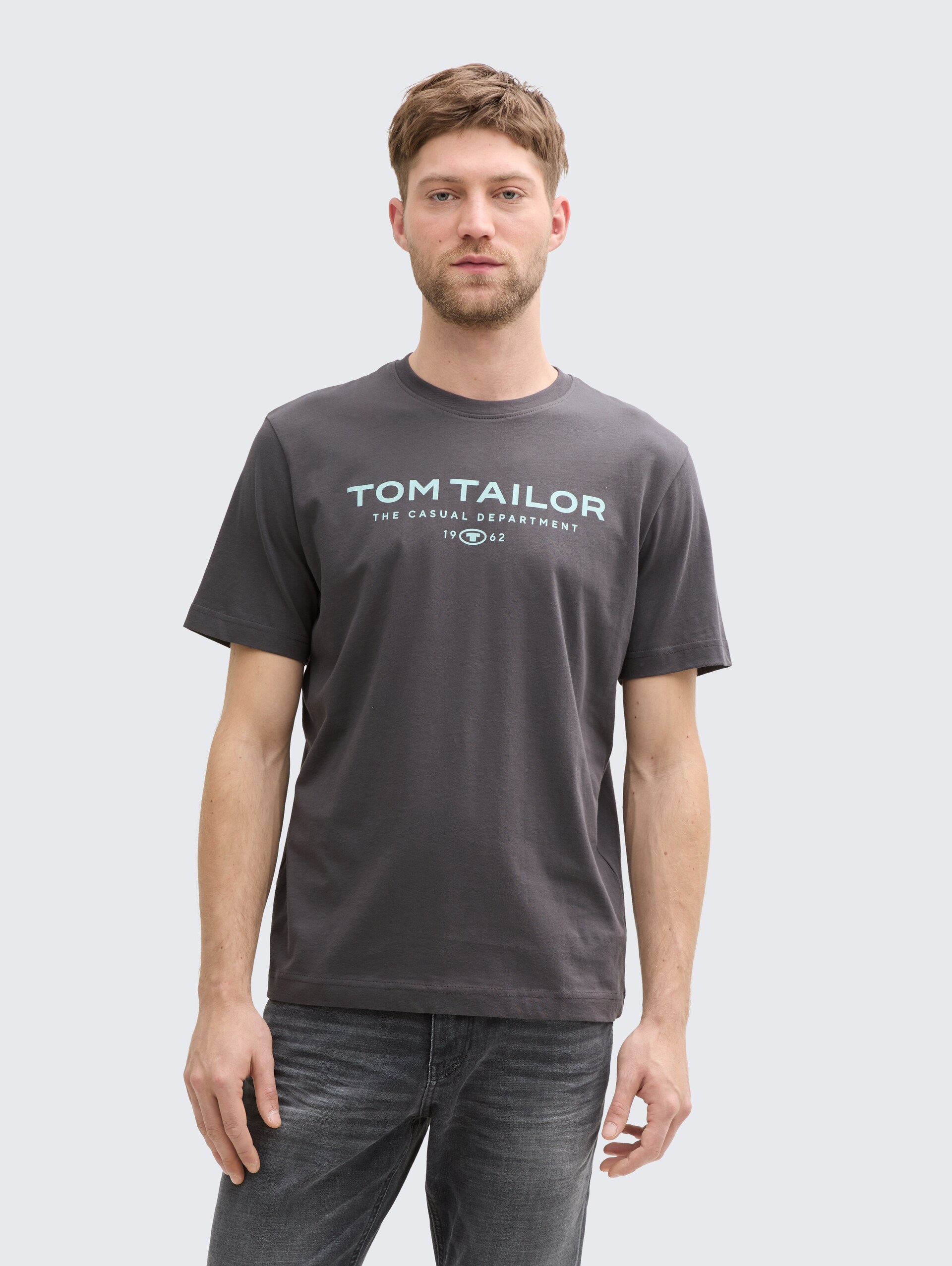 T-Shirt aus Baumwolle mit Logo-Print - Tarmac Grey - Ausschnitt Model-Vorderansicht