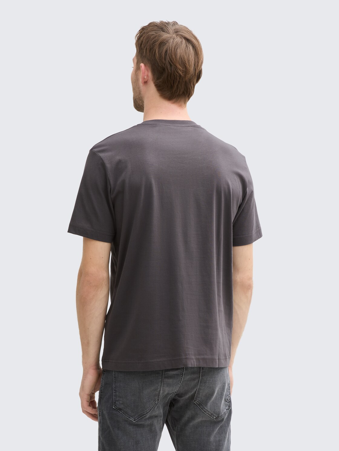 T-Shirt aus Baumwolle mit Logo-Print - Tarmac Grey - Auschnitt Model-Rückansicht
