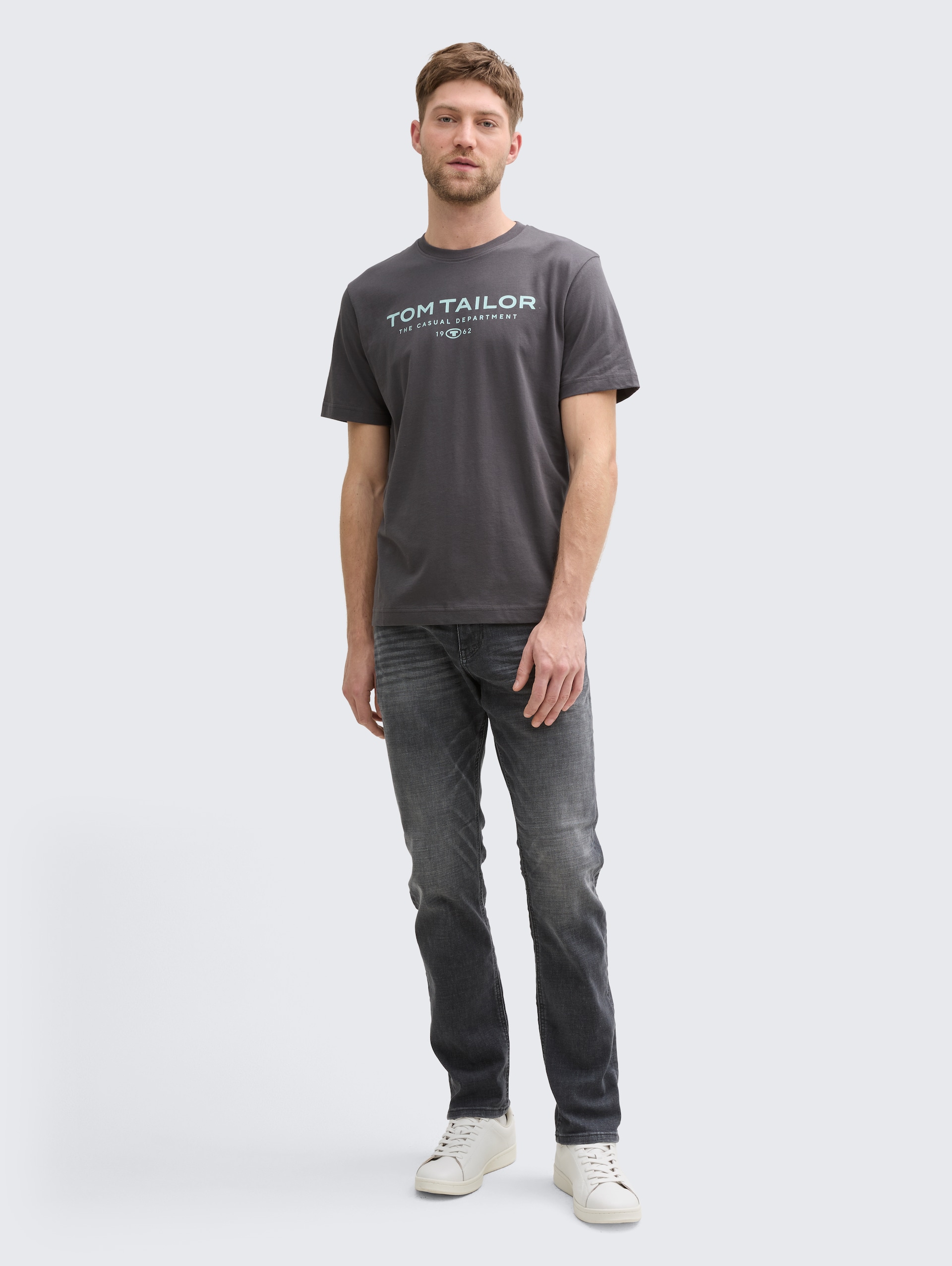 T-Shirt aus Baumwolle mit Logo-Print - Tarmac Grey - Model-Vorderansicht