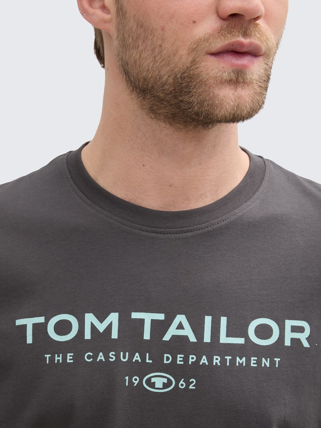 T-Shirt aus Baumwolle mit Logo-Print - Tarmac Grey - Detail-Model-Ansicht