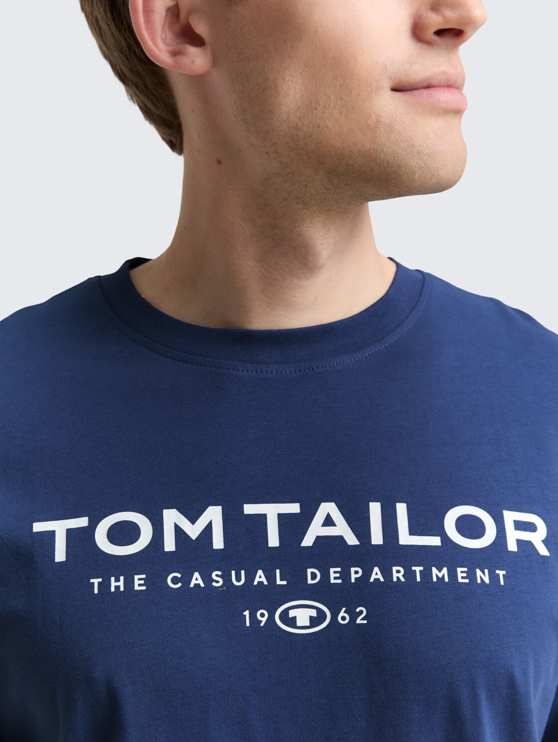 T-Shirt aus Baumwolle mit Logo-Print - ocean blue - Detail-Model-Ansicht