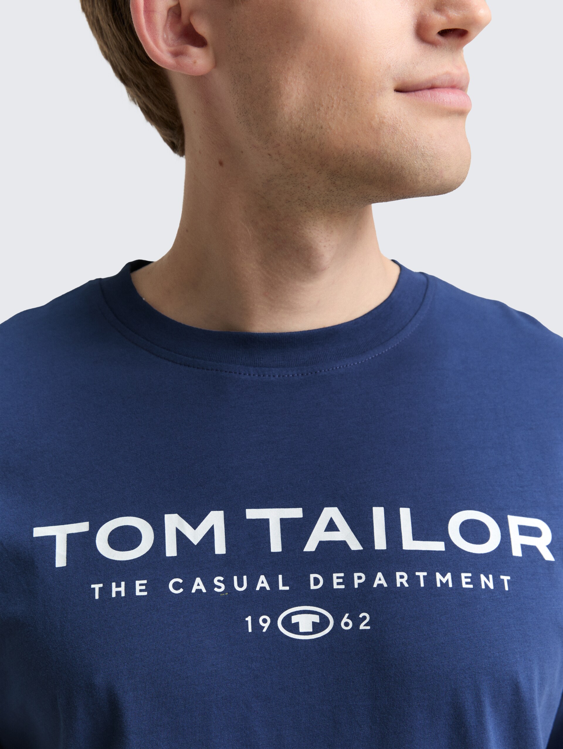 T-Shirt aus Baumwolle mit Logo-Print - ocean blue - Detail-Model-Ansicht