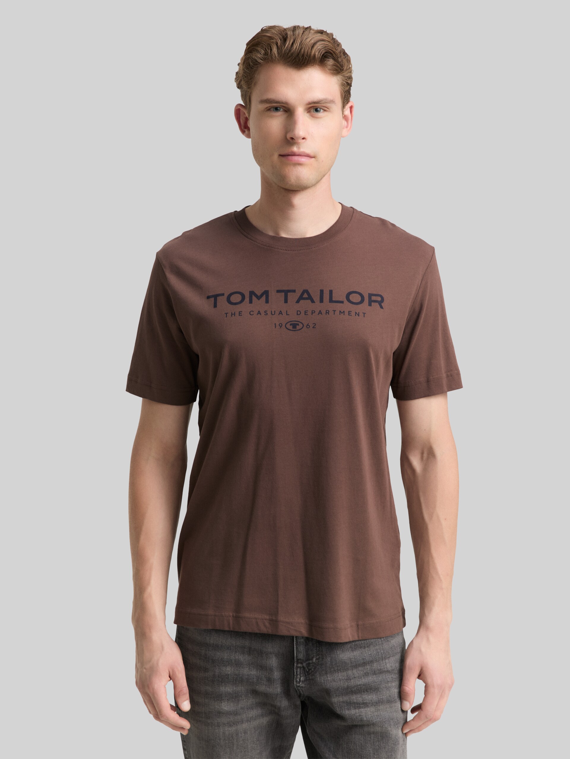 T-Shirt aus Baumwolle mit Logo-Print - bag brown - Ausschnitt Model-Vorderansicht