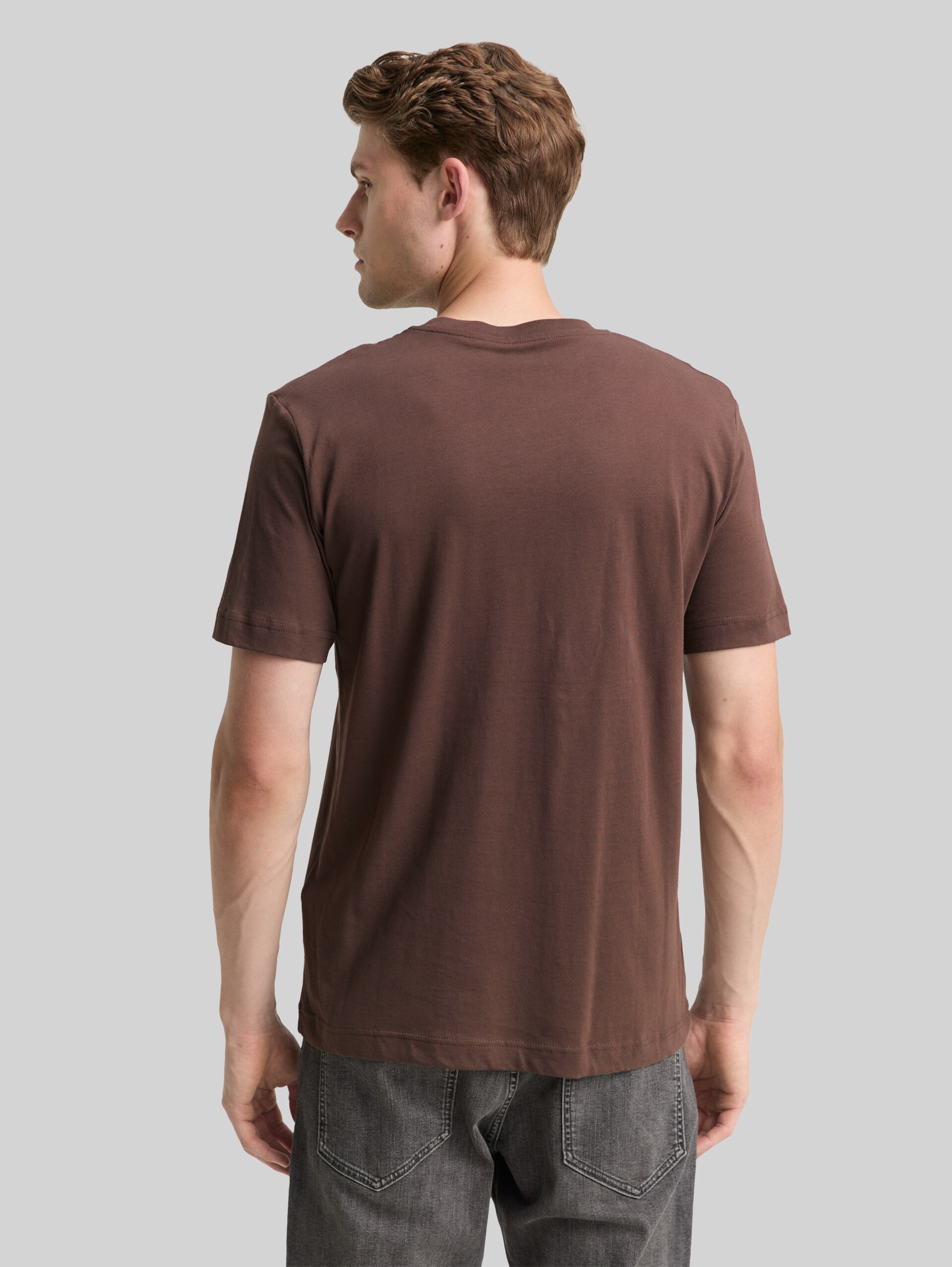 T-Shirt aus Baumwolle mit Logo-Print - bag brown - Auschnitt Model-Rückansicht