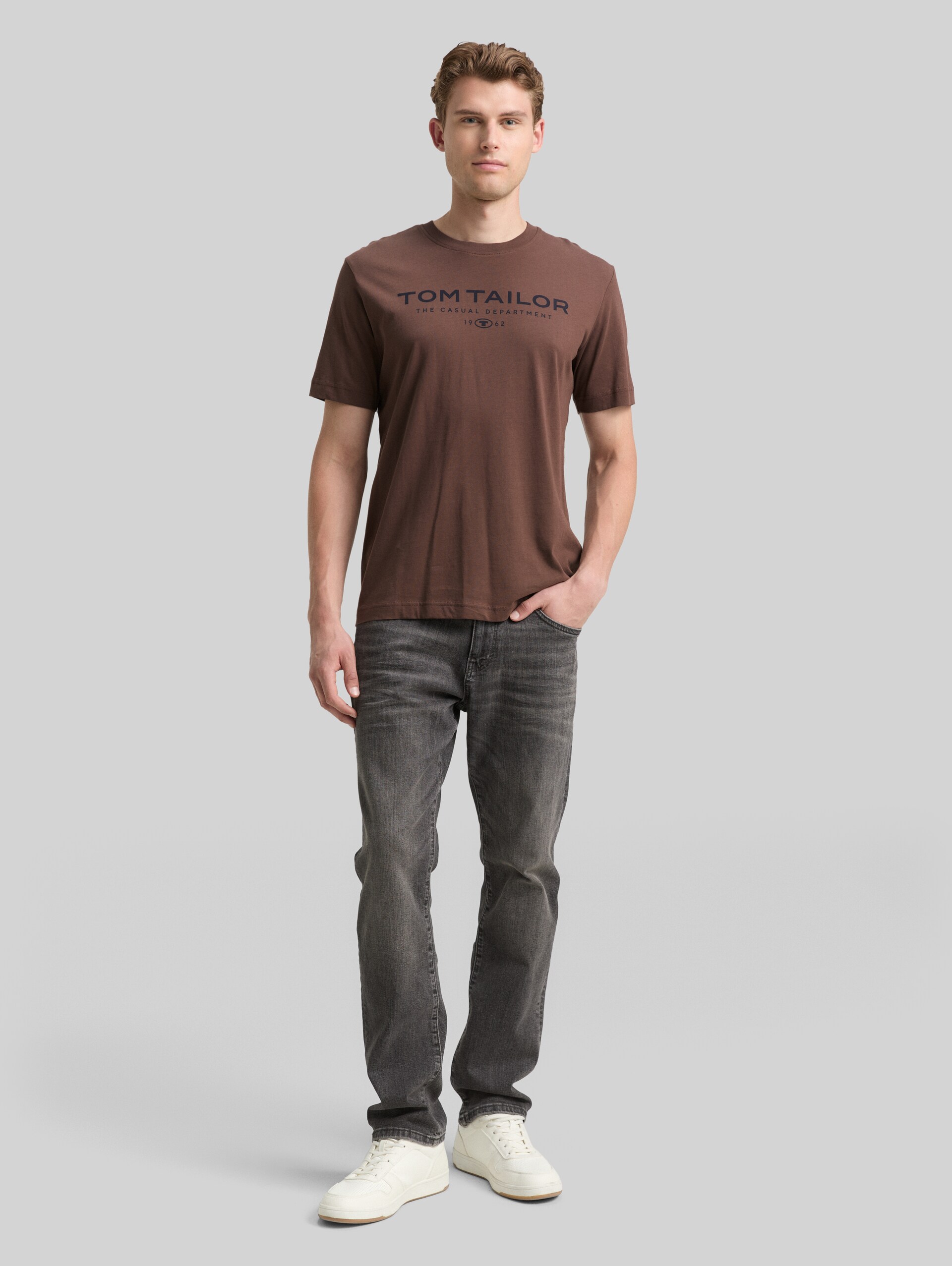 T-Shirt aus Baumwolle mit Logo-Print - bag brown - Model-Vorderansicht