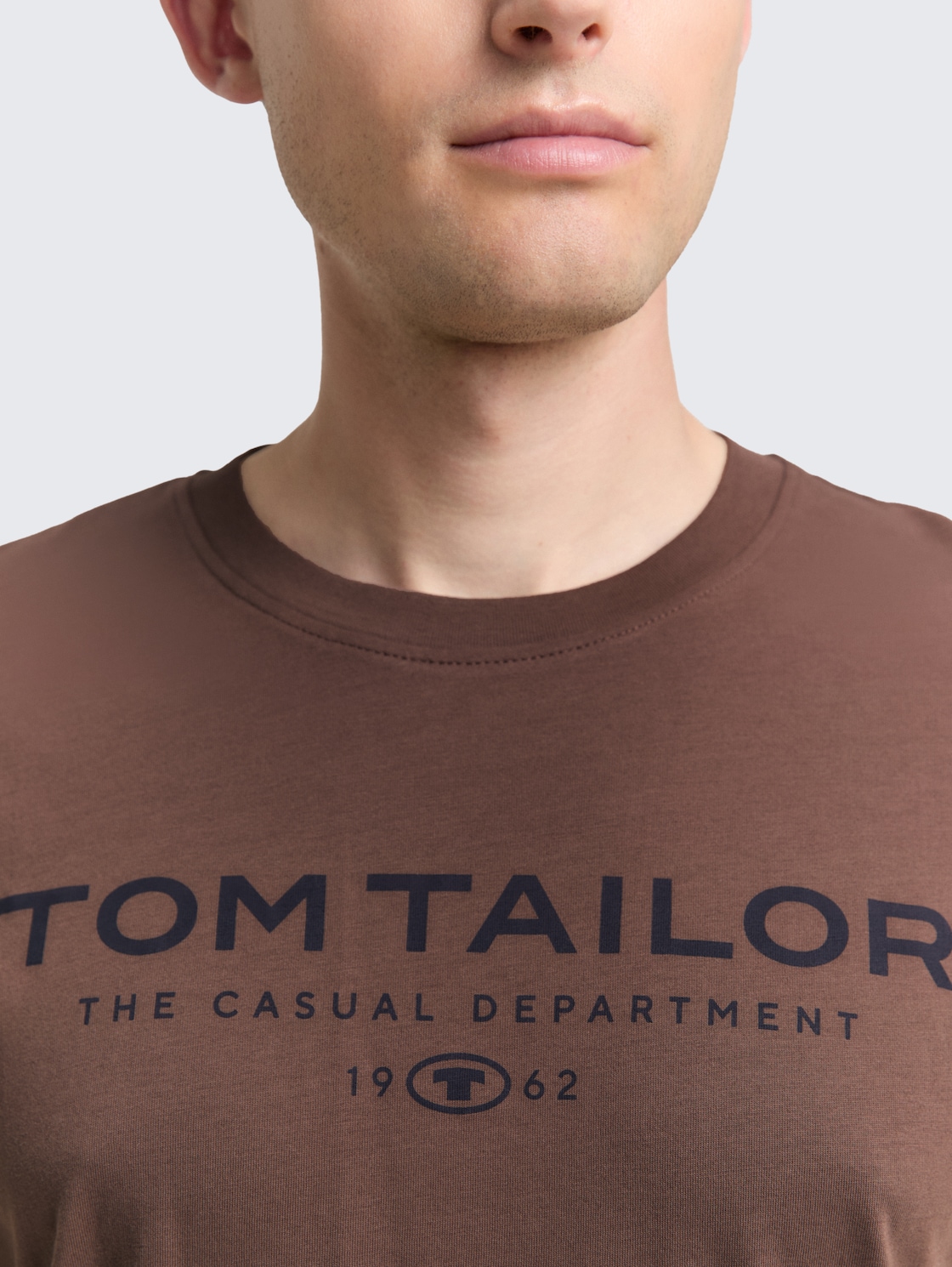 T-Shirt aus Baumwolle mit Logo-Print - bag brown - Detail-Model-Ansicht