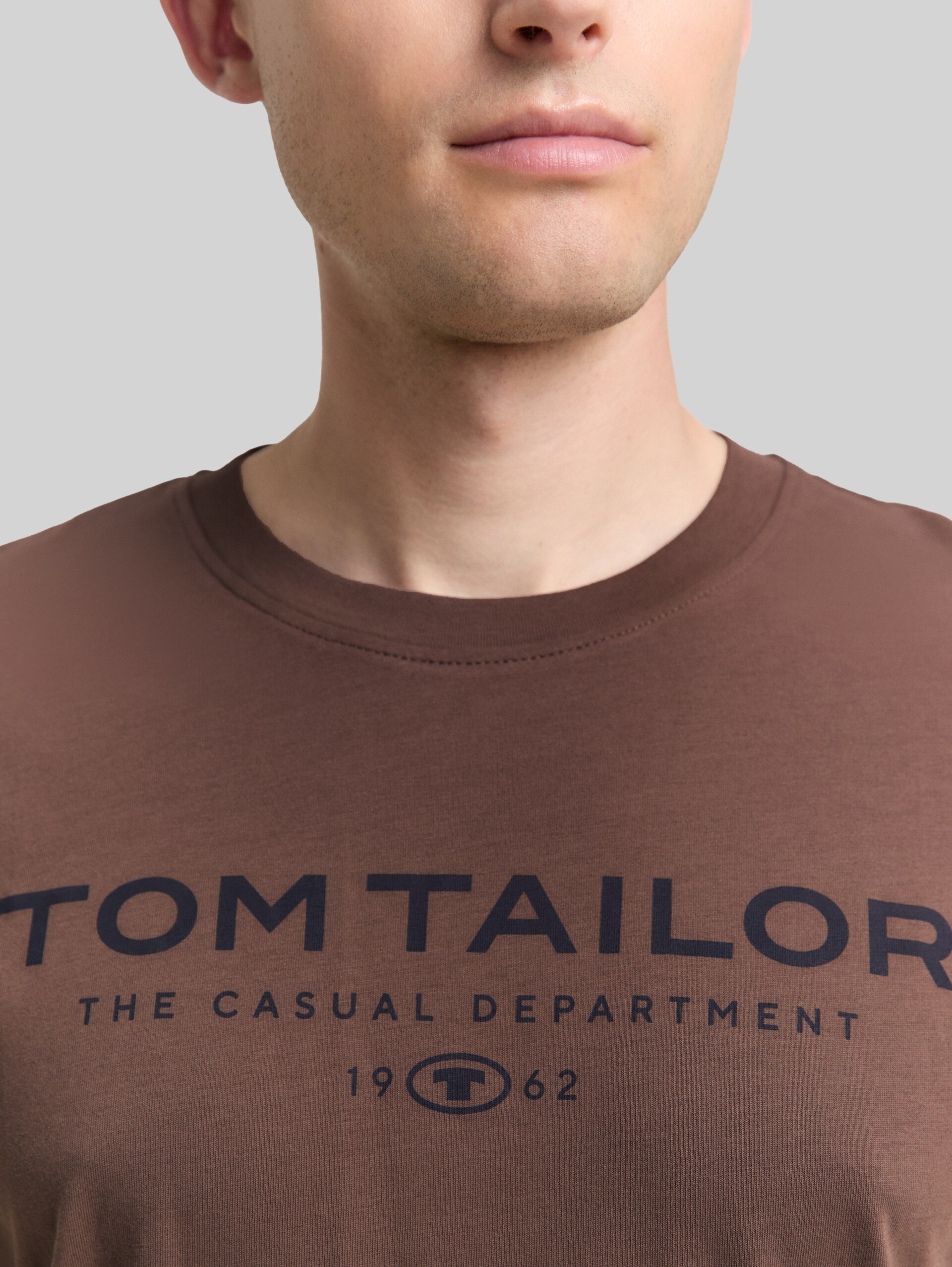 T-Shirt aus Baumwolle mit Logo-Print - bag brown - Detail-Model-Ansicht