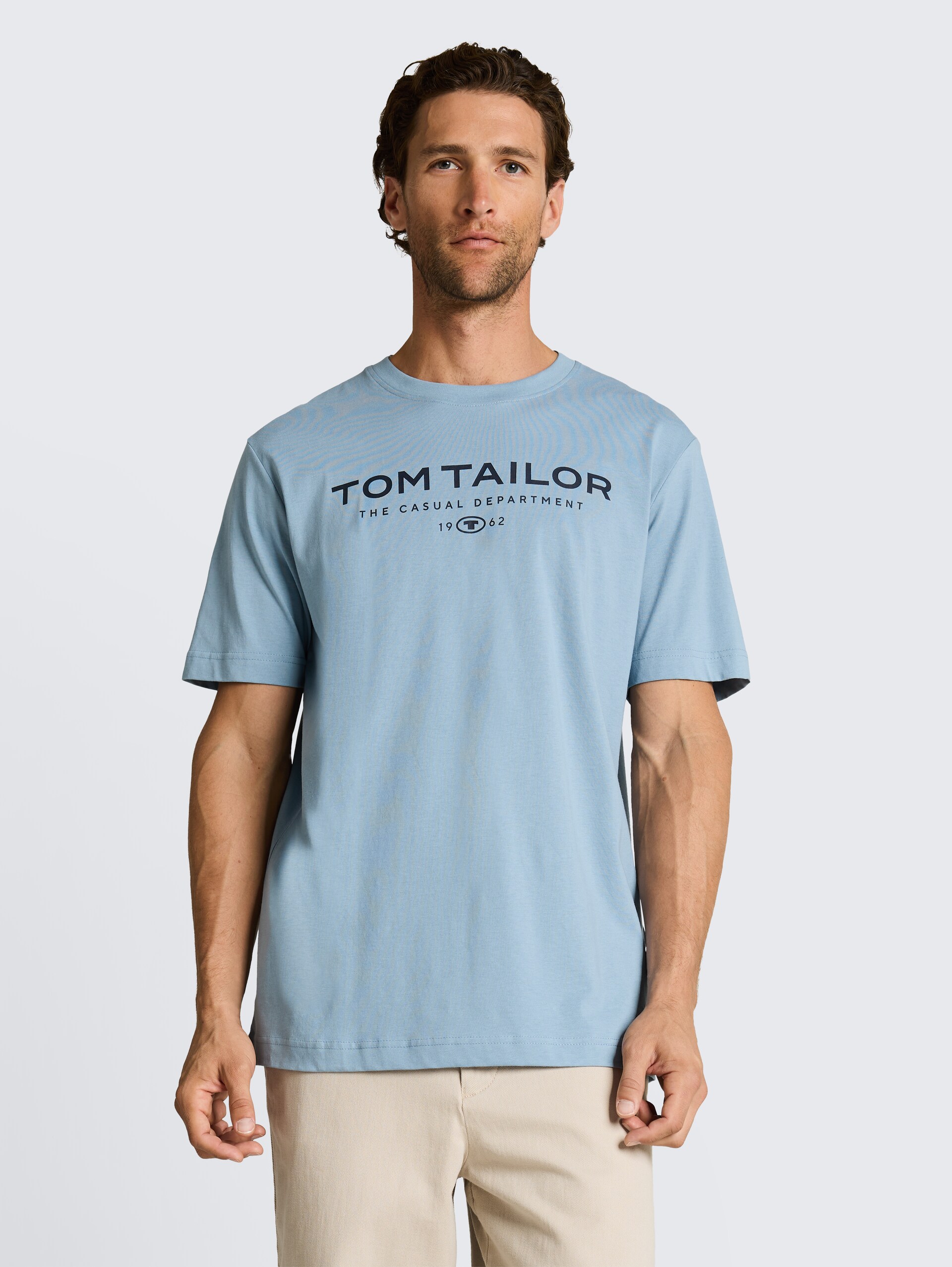 T-Shirt aus Baumwolle mit Logo-Print - mountain spring blue - Ausschnitt Model-Vorderansicht