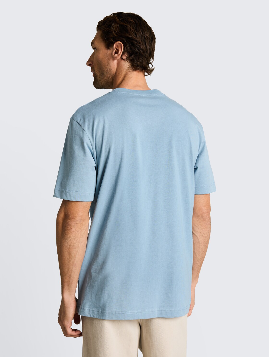 T-Shirt aus Baumwolle mit Logo-Print - mountain spring blue - Auschnitt Model-Rückansicht