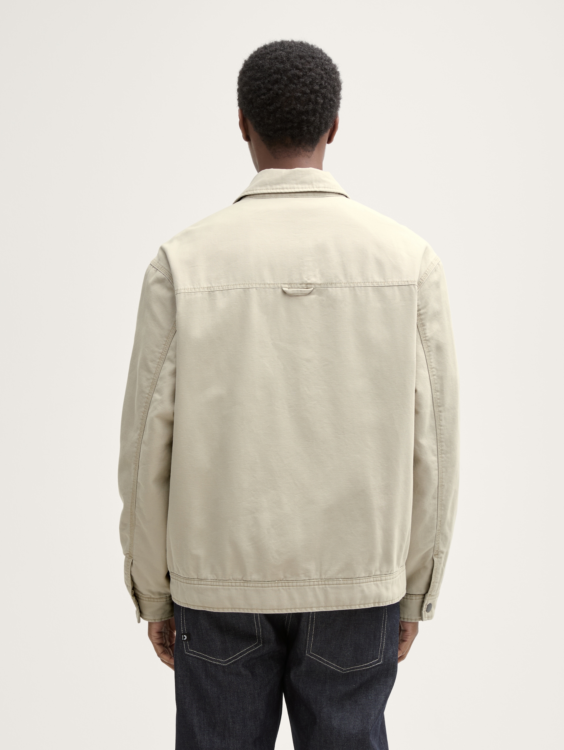 Relaxed Fit Jacke aus Baumwolle - beige abbey stone - Model-Rückansicht