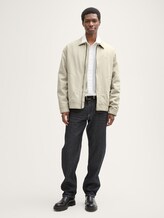 Relaxed Fit Jacke aus Baumwolle - beige abbey stone - seitliche Model-Ansicht