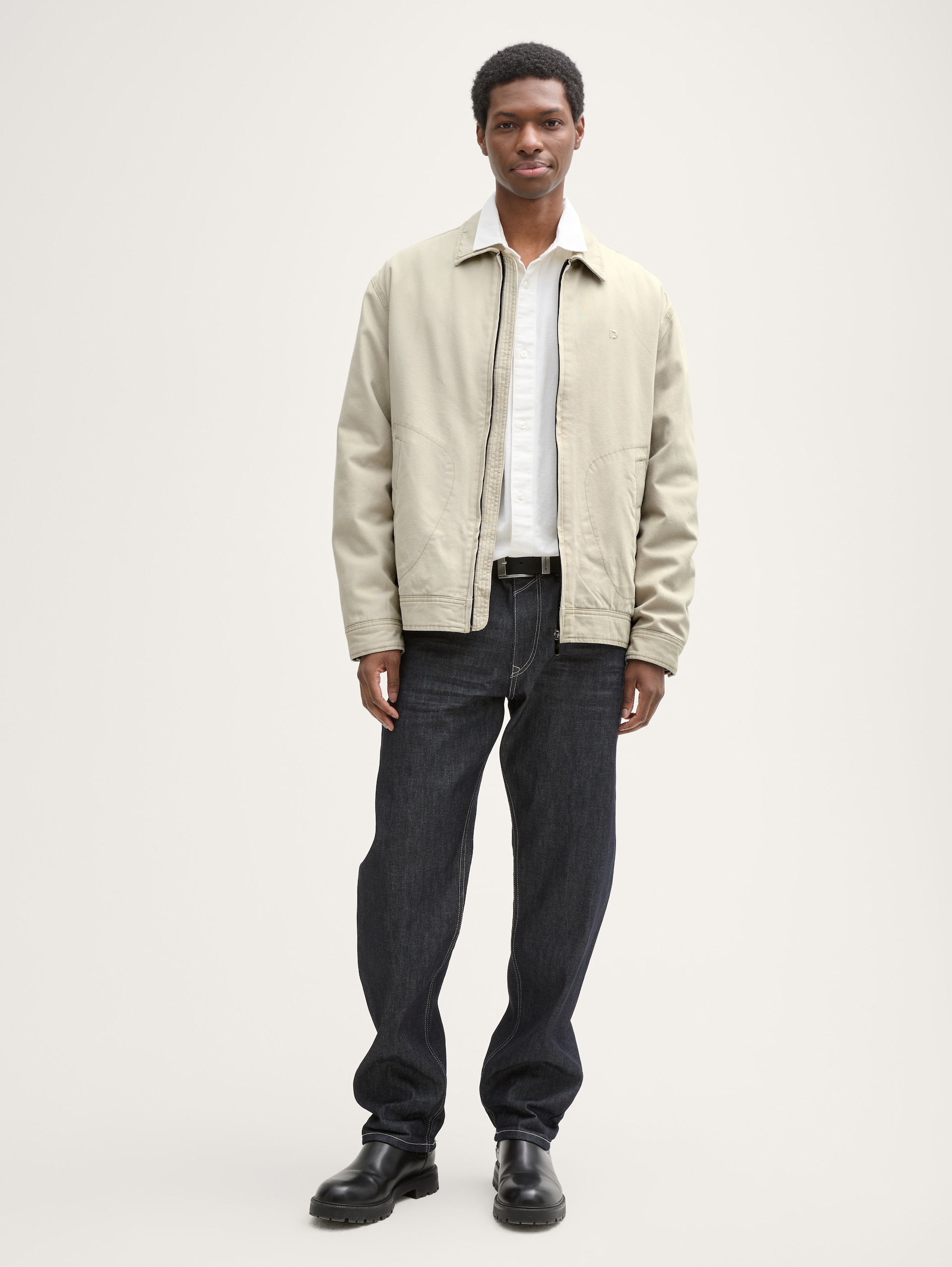 Relaxed Fit Jacke aus Baumwolle - beige abbey stone - seitliche Model-Ansicht