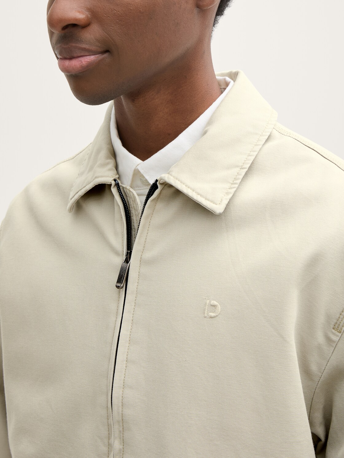 Relaxed Fit Jacke aus Baumwolle - beige abbey stone - Detail-Model-Ansicht