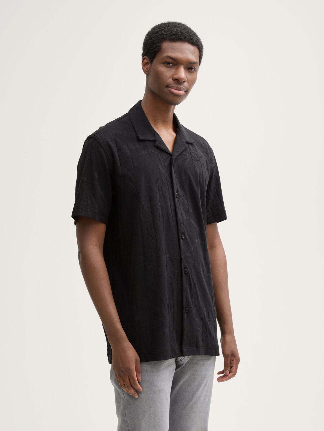 Relaxed Fit Resort Kurzarmhemd - black leaves jacquard - Ausschnitt Model-Vorderansicht