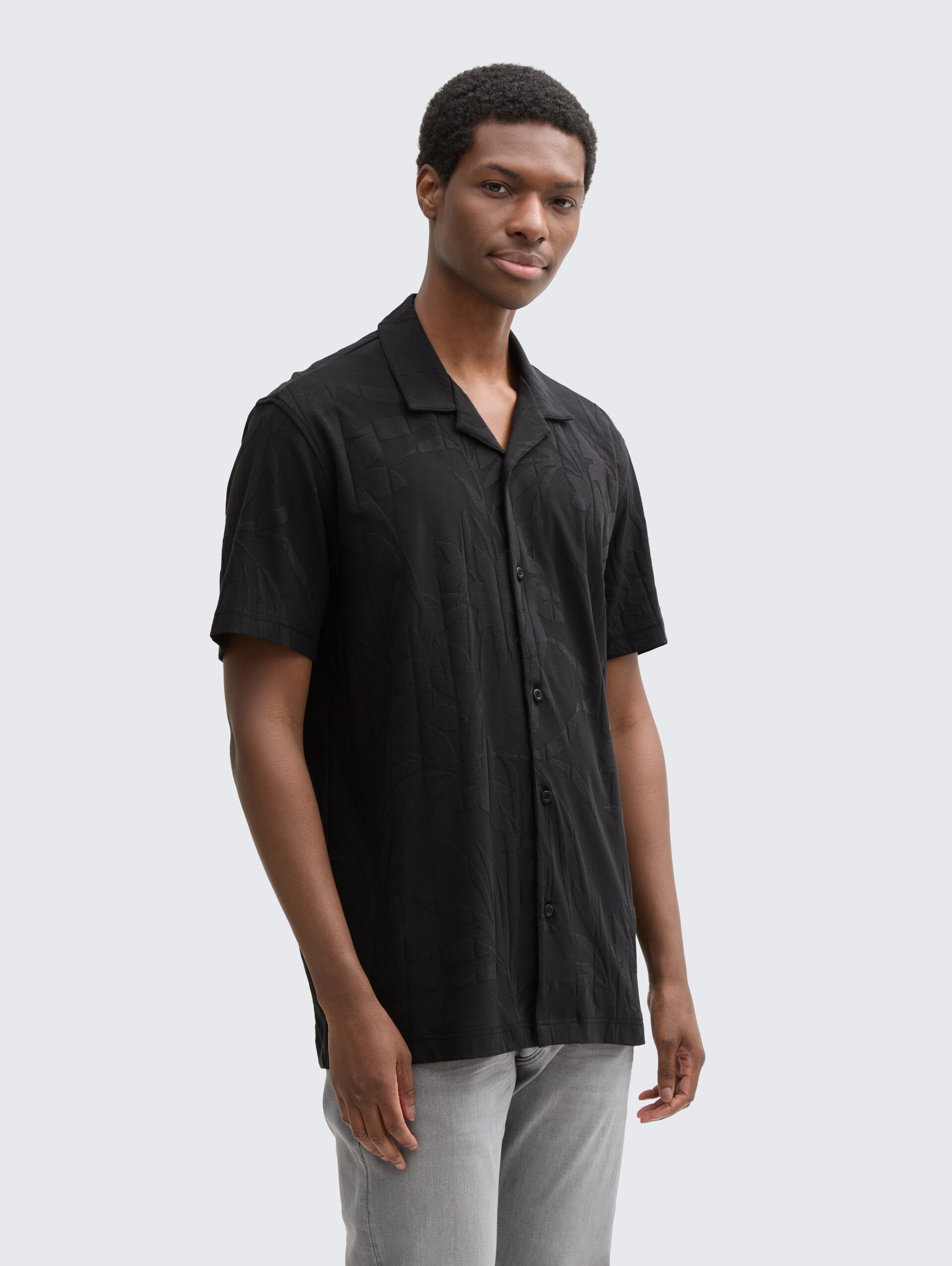 Relaxed Fit Resort Kurzarmhemd - black leaves jacquard - Ausschnitt Model-Vorderansicht