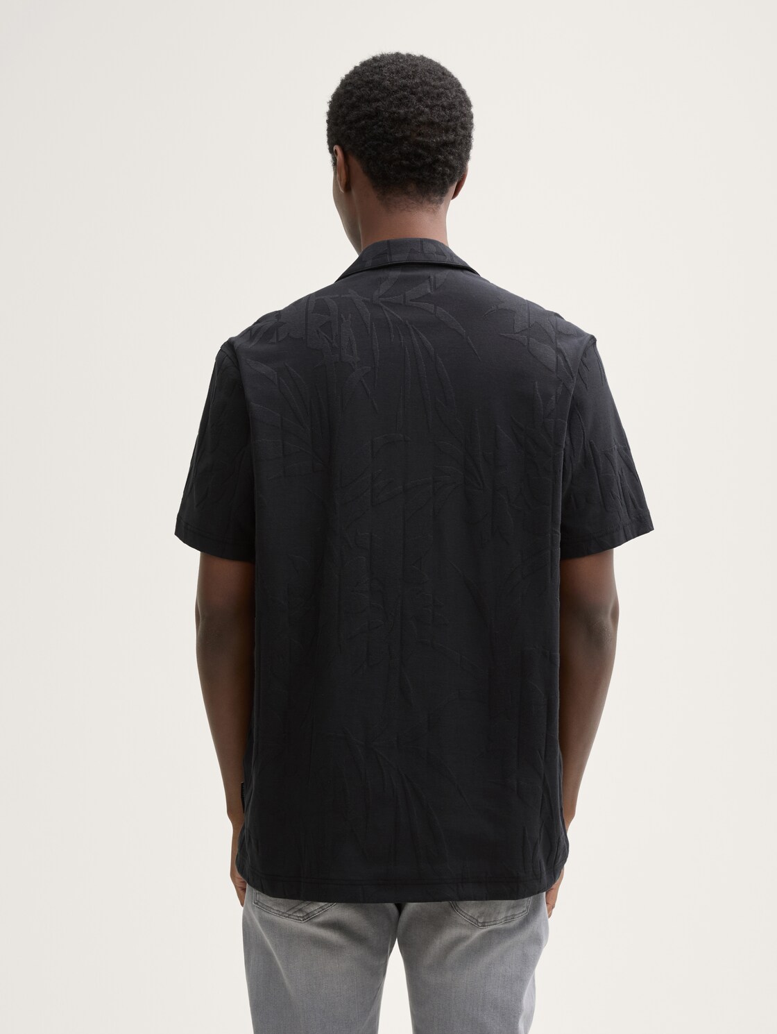 Relaxed Fit Resort Kurzarmhemd - black leaves jacquard - Auschnitt Model-Rückansicht