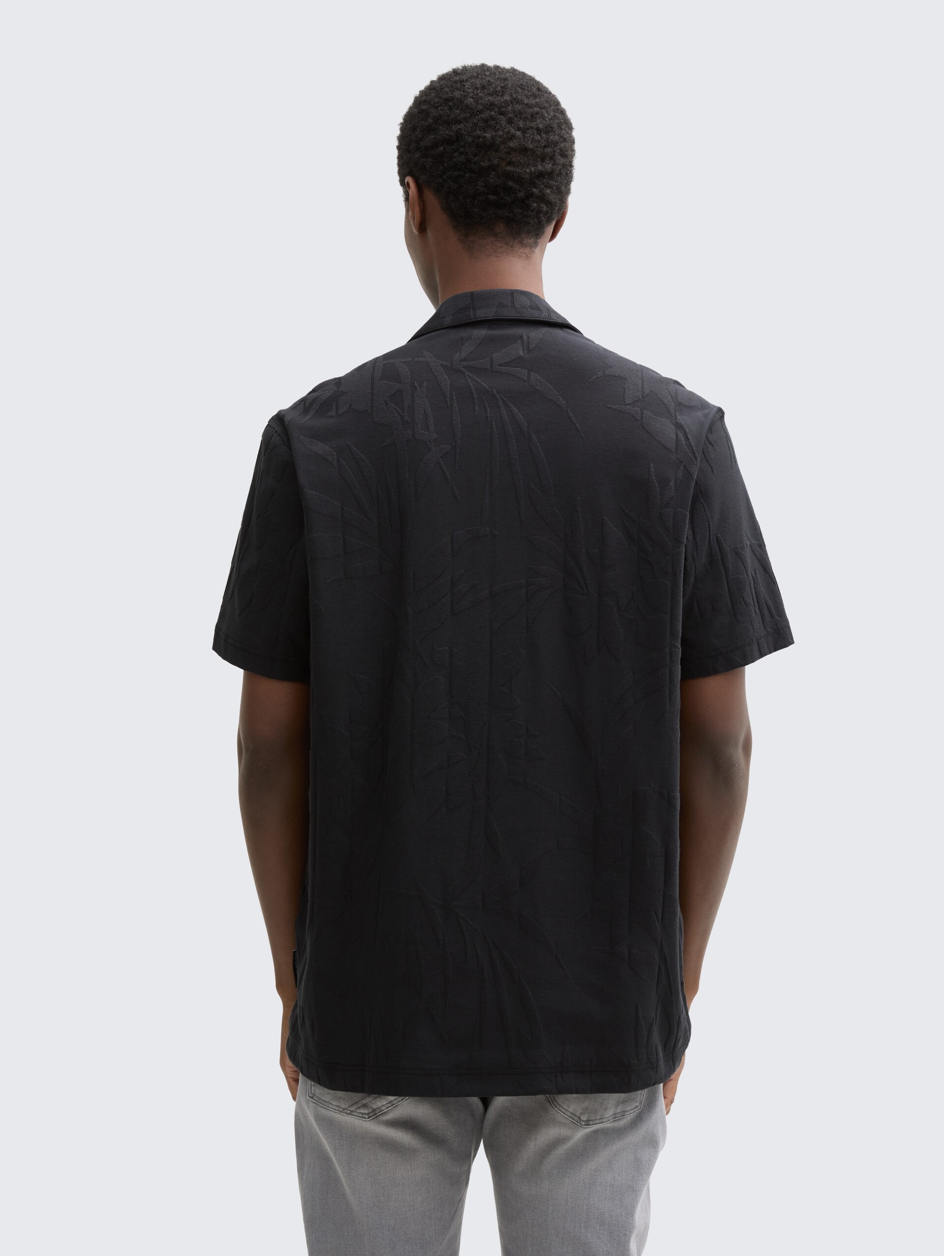 Relaxed Fit Resort Kurzarmhemd - black leaves jacquard - Auschnitt Model-Rückansicht