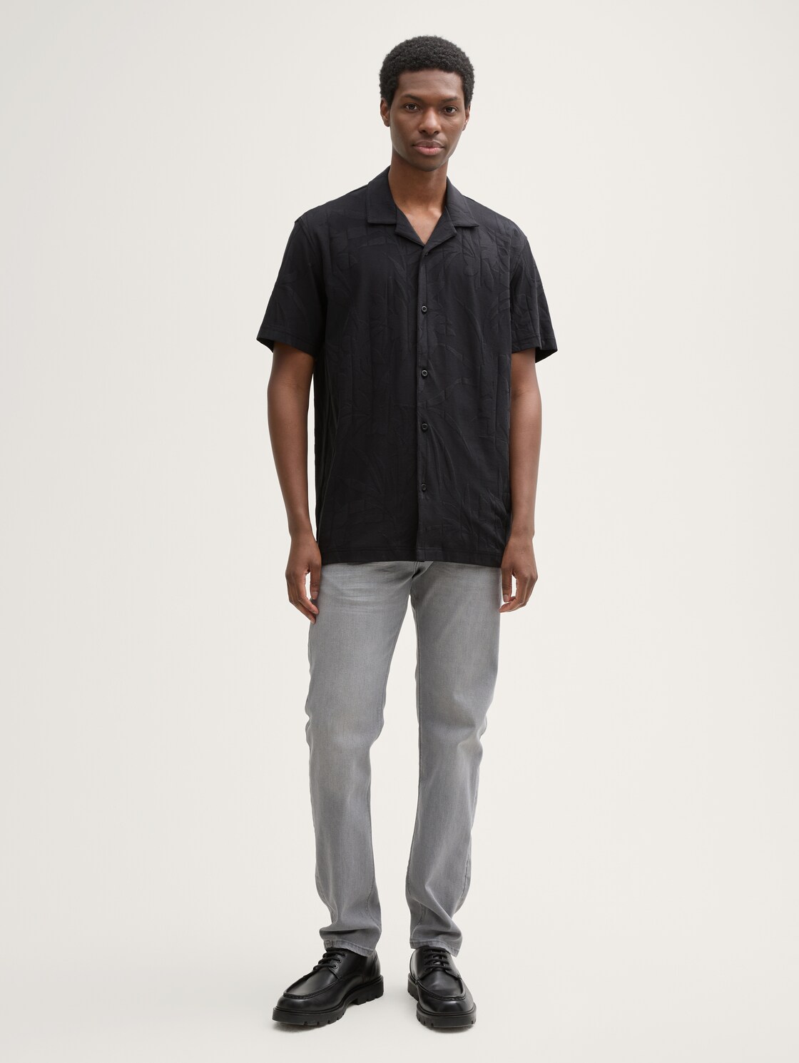 Relaxed Fit Resort Kurzarmhemd - black leaves jacquard - Model-Vorderansicht