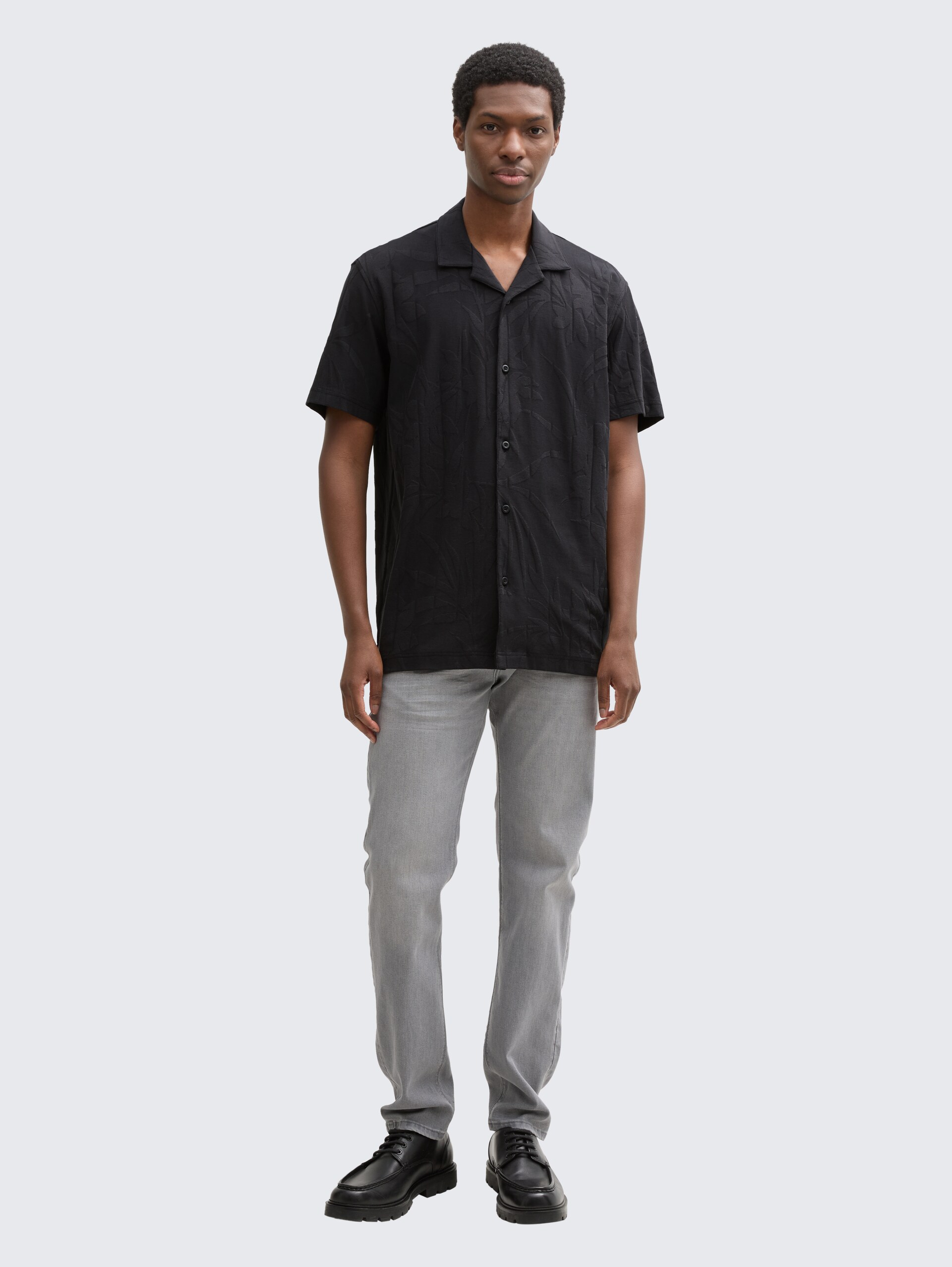 Relaxed Fit Resort Kurzarmhemd - black leaves jacquard - Model-Vorderansicht