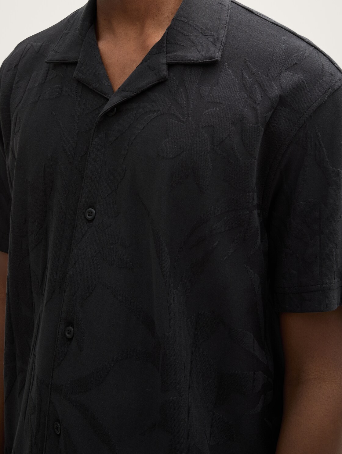 Relaxed Fit Resort Kurzarmhemd - black leaves jacquard - Detail-Model-Ansicht