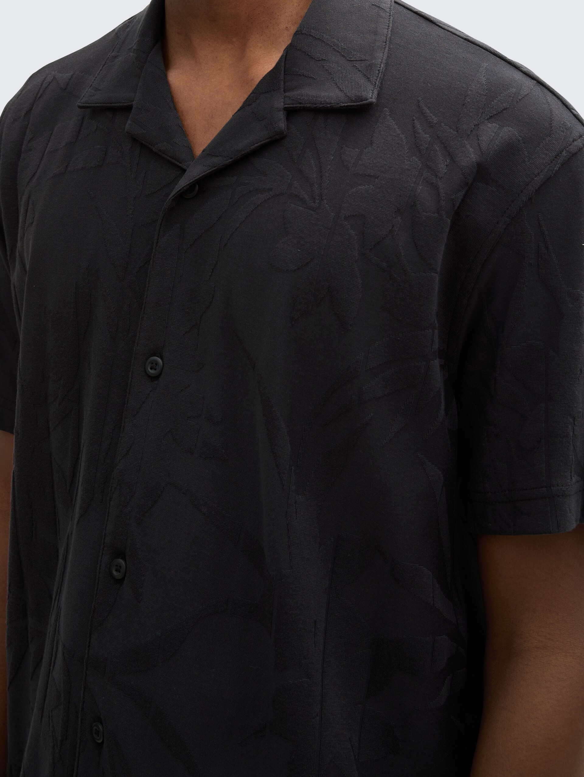 Relaxed Fit Resort Kurzarmhemd - black leaves jacquard - Detail-Model-Ansicht