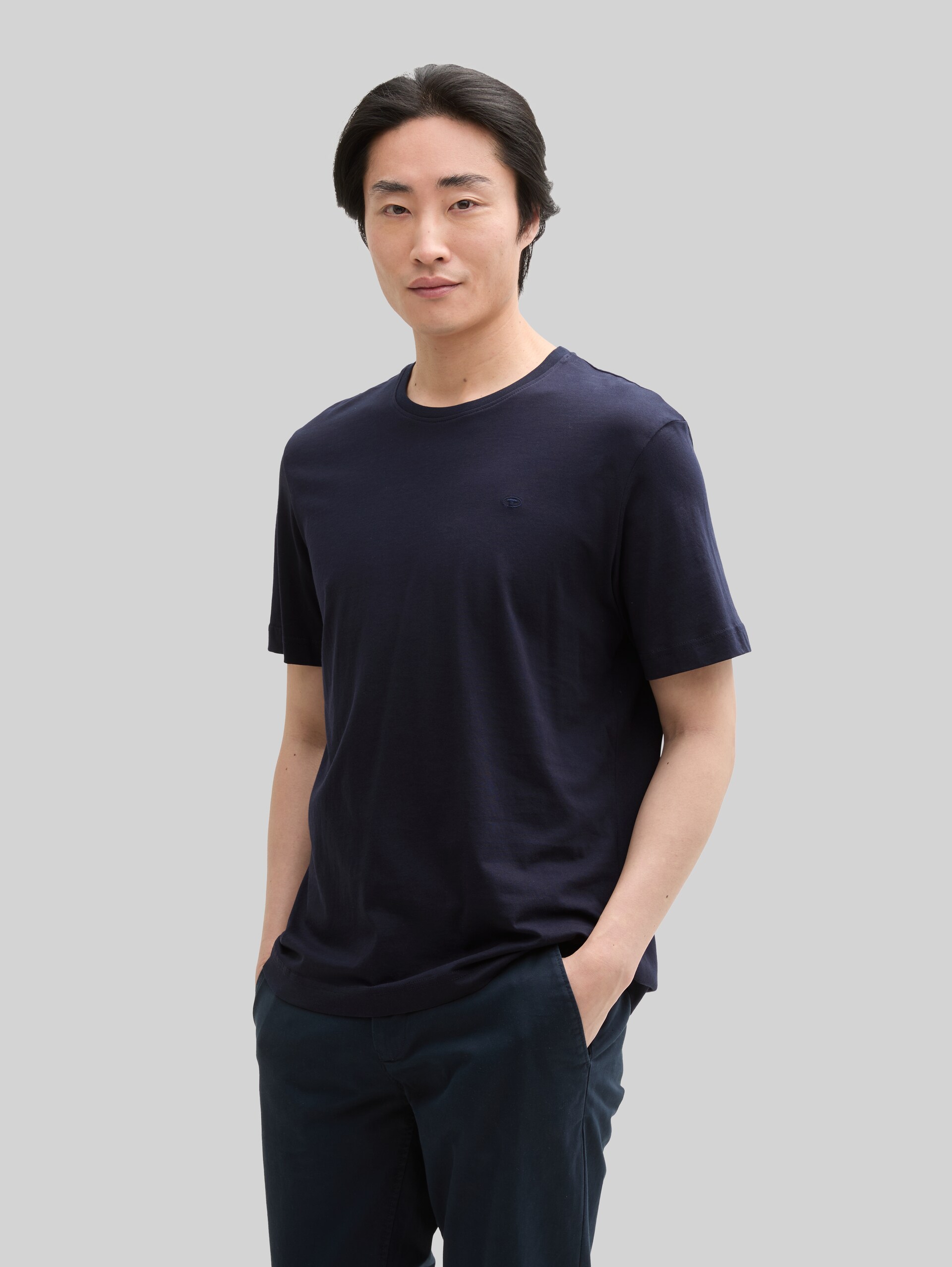 Basic T-shirt met geborduurd logo - Knitted Navy - Nek model vooraanzicht