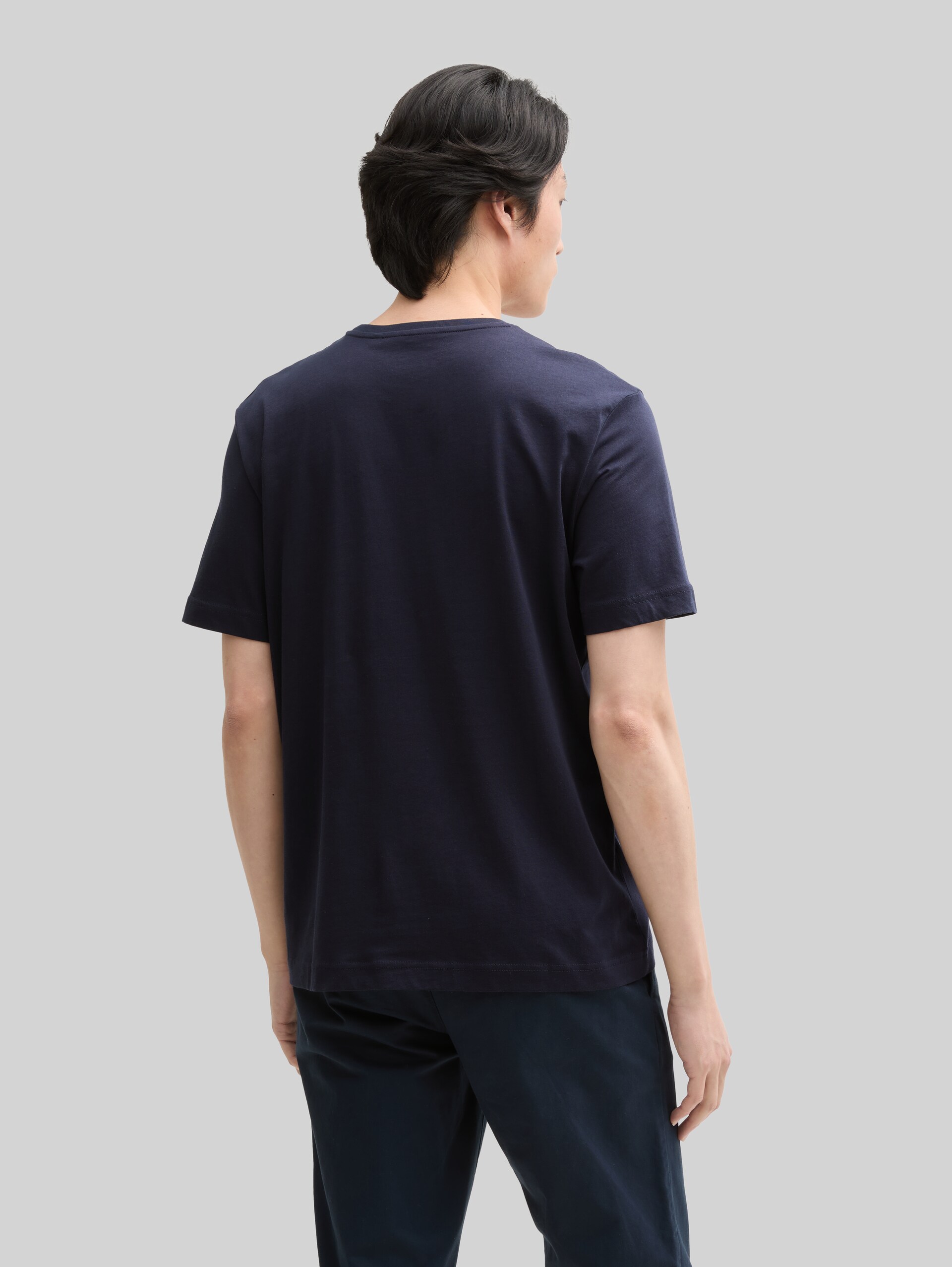 Basic T-shirt met geborduurd logo - Knitted Navy - Neklijn model-achteraanzicht