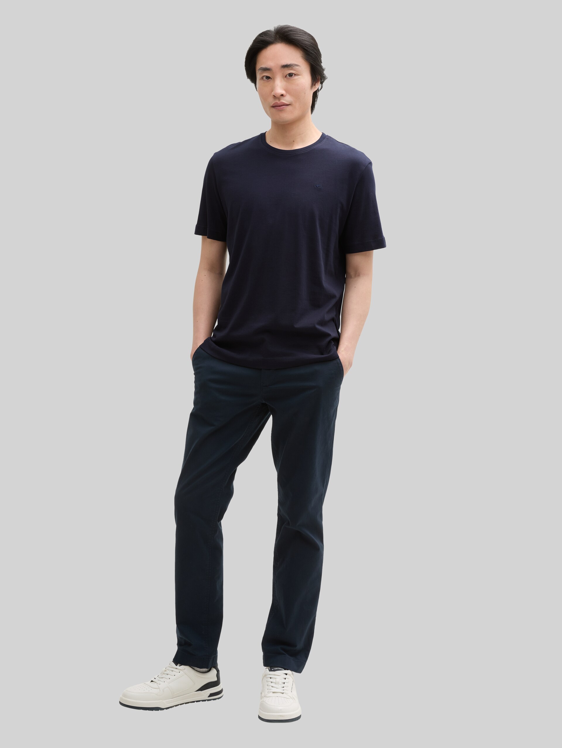 Basic T-shirt met geborduurd logo - Knitted Navy - Model vooraanzicht
