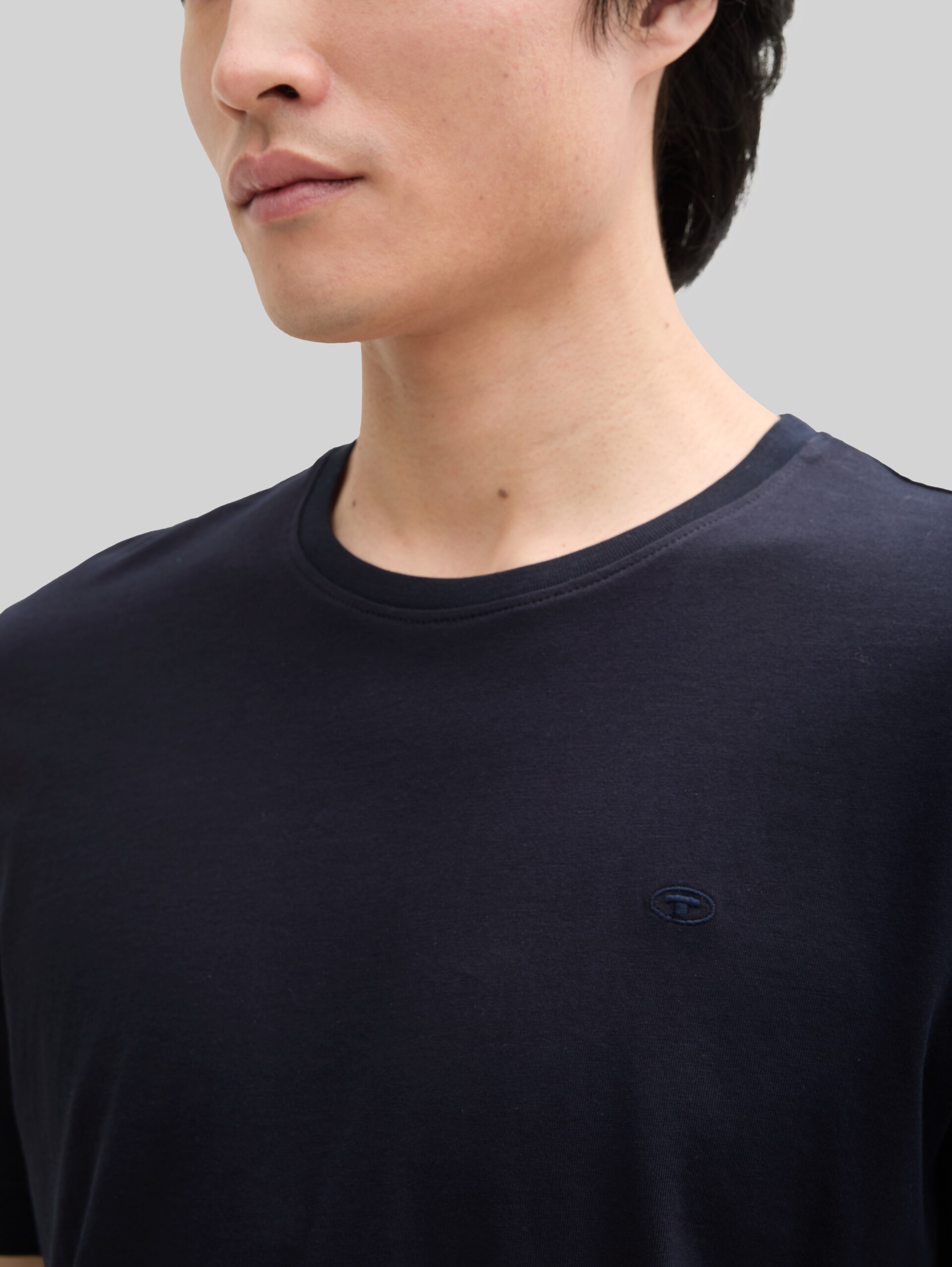 Basic T-shirt met geborduurd logo - Knitted Navy - Detailaanzicht model