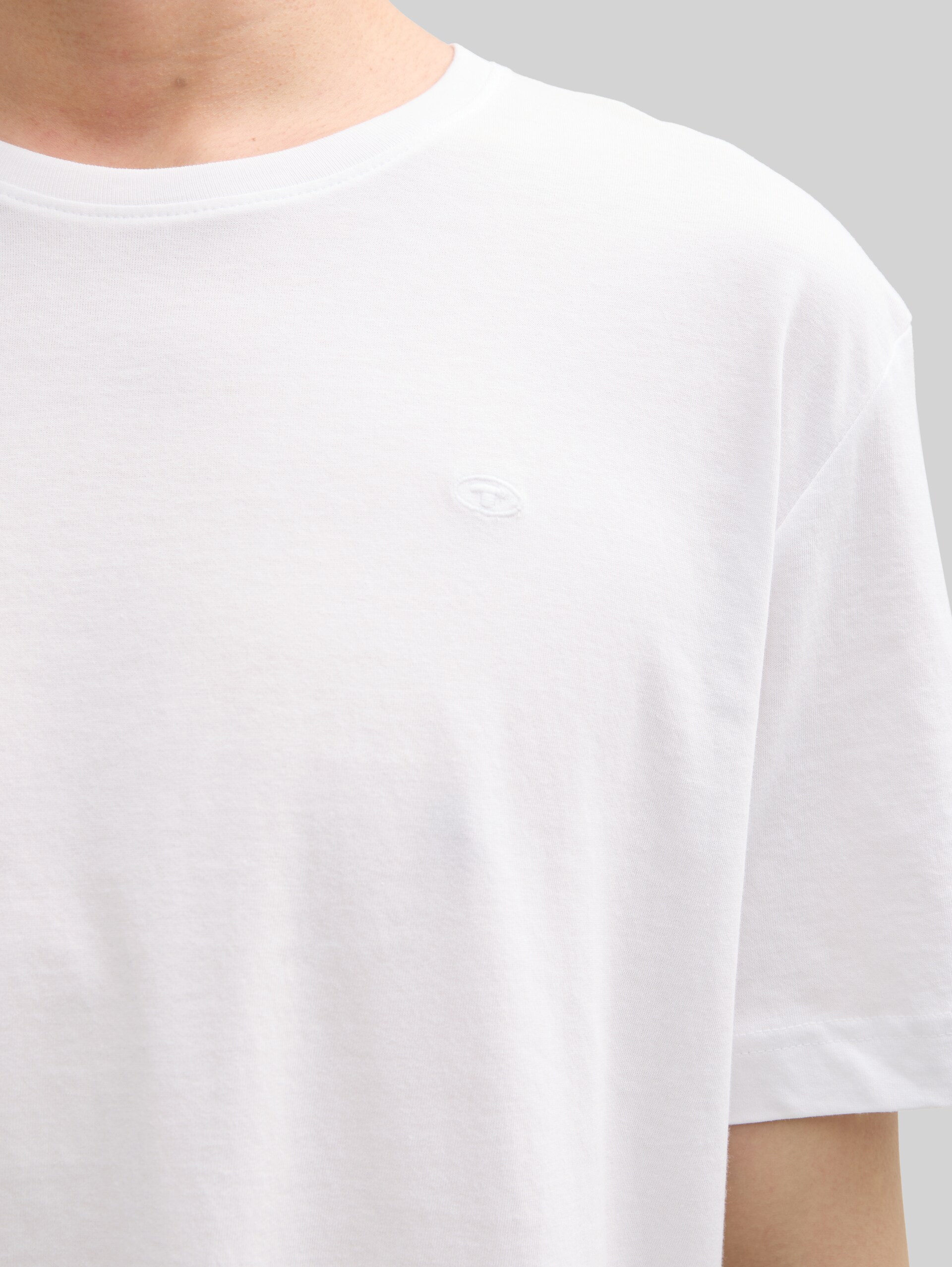 T-shirt basique avec logo brodé - White - Vue détaillée du modèle
