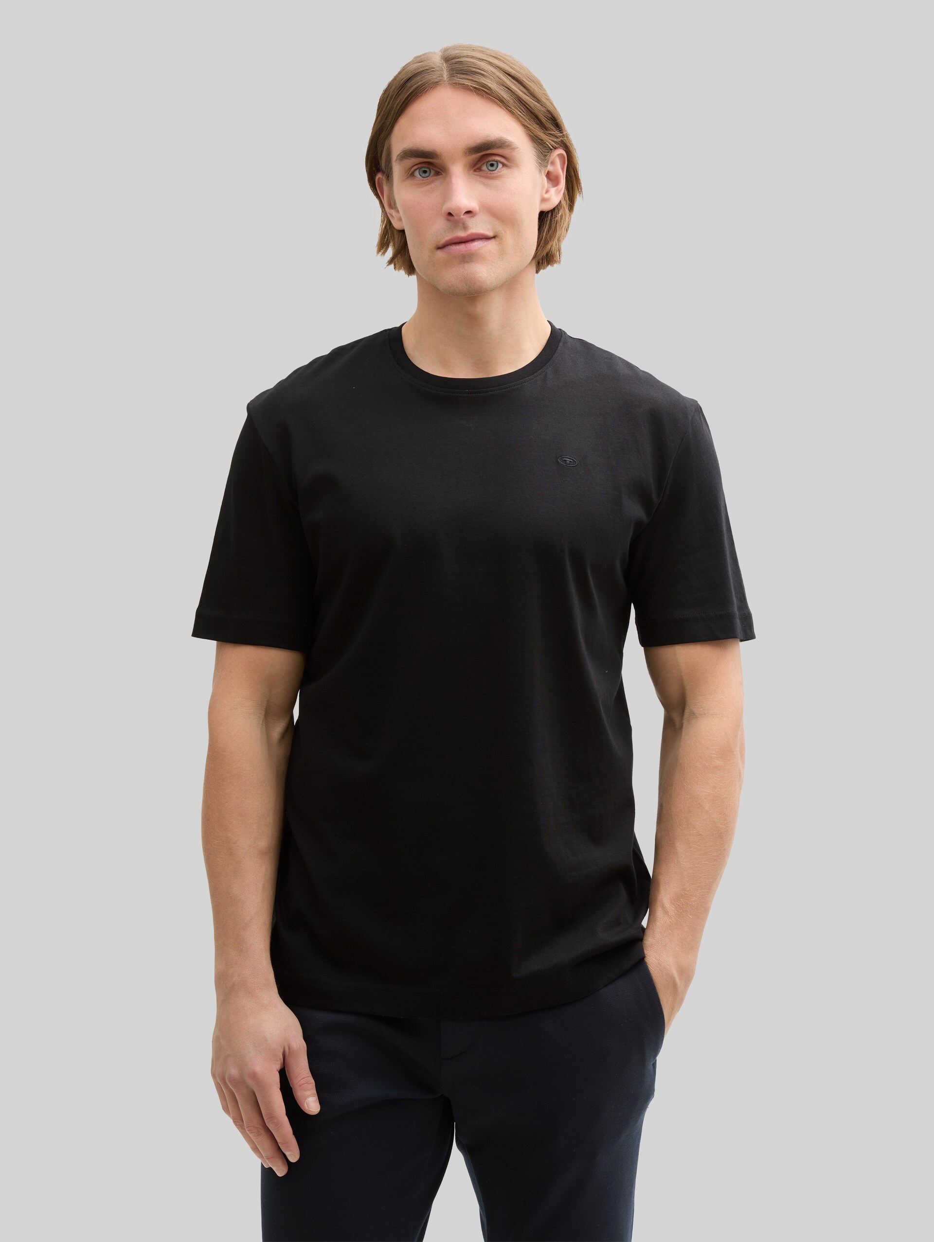 Basic T-shirt met geborduurd logo - Black - Nek model vooraanzicht