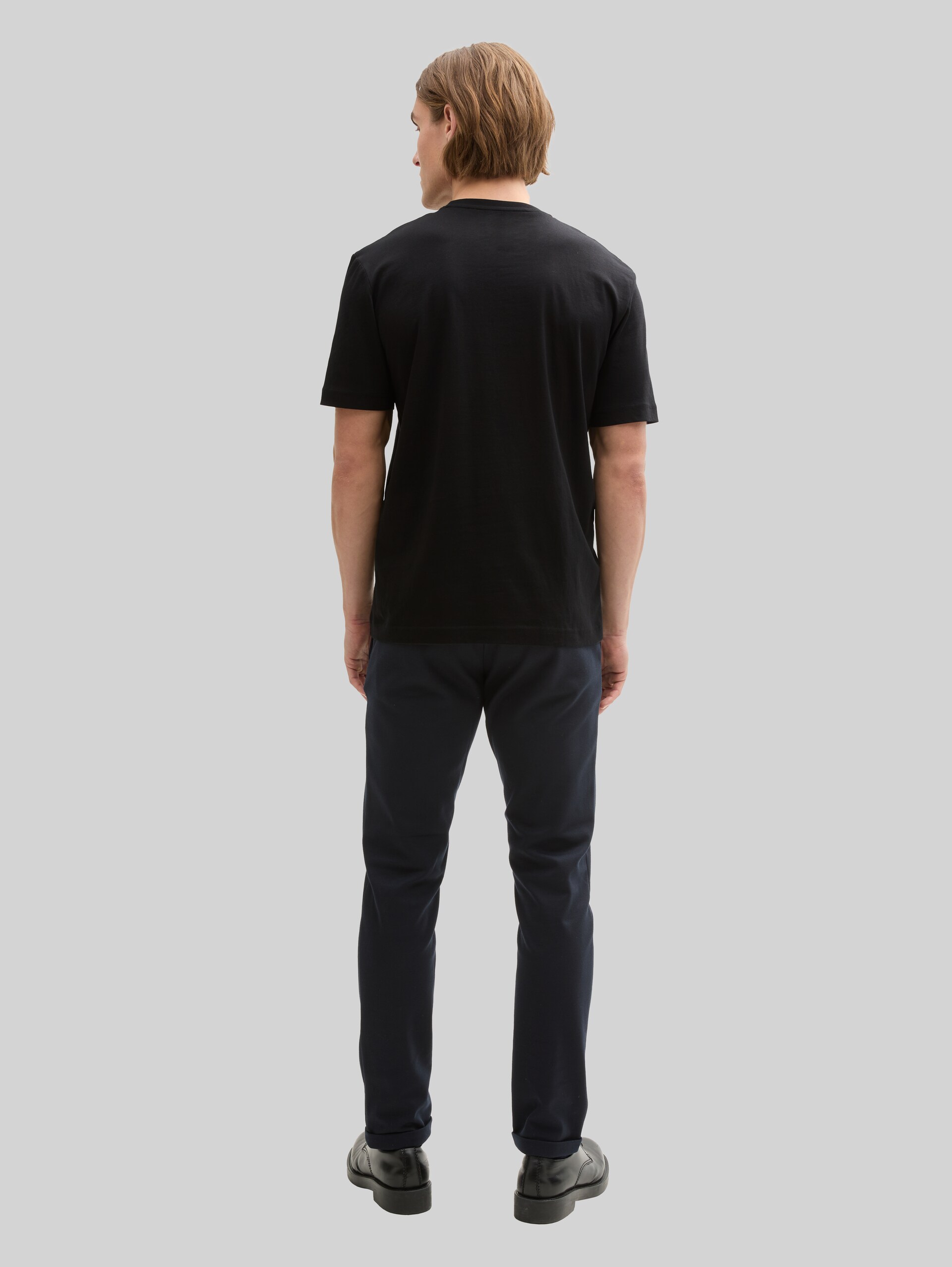 Basic T-shirt met geborduurd logo - Black - Neklijn model-achteraanzicht