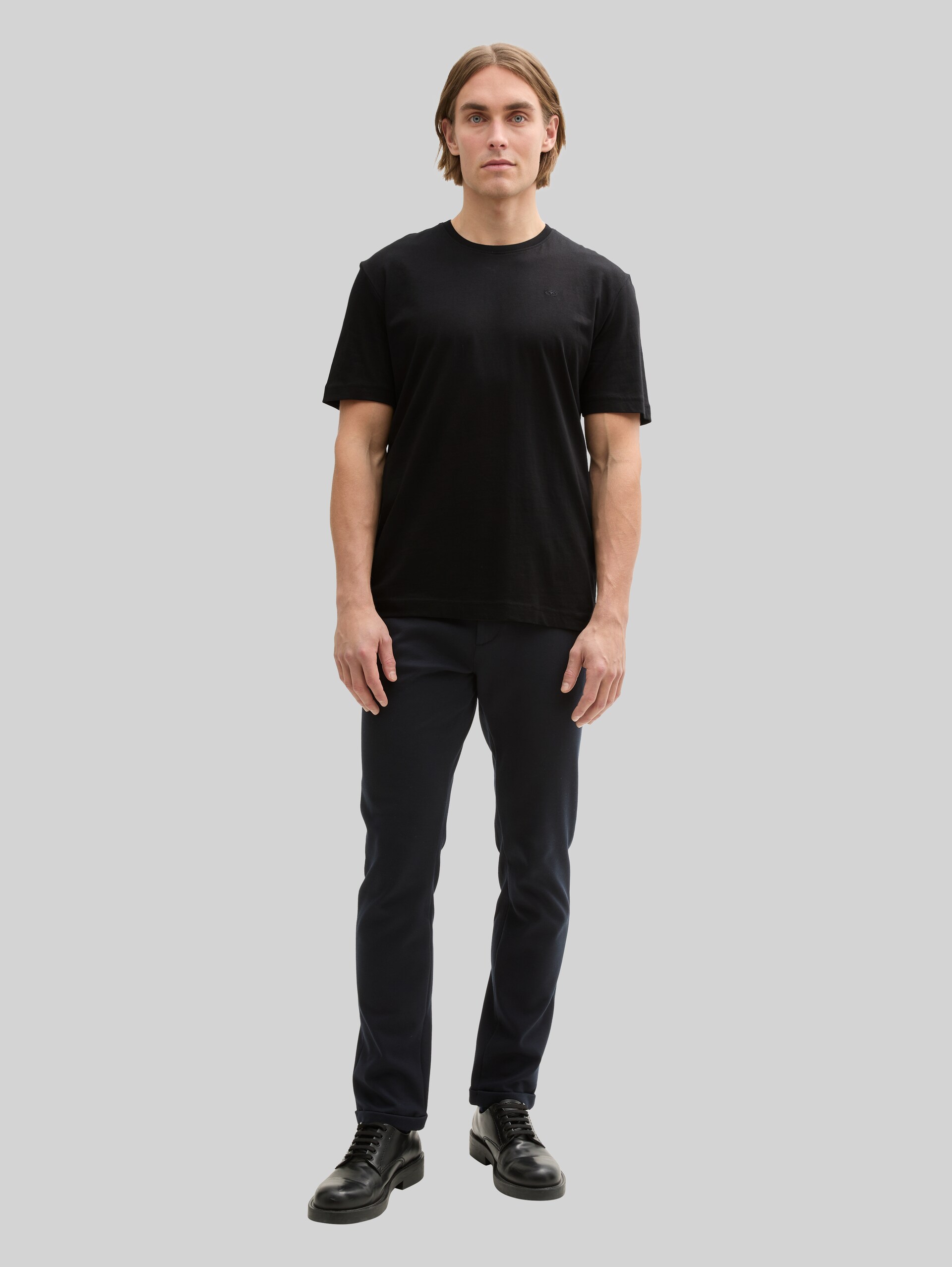 Basic T-shirt met geborduurd logo - Black - Model vooraanzicht