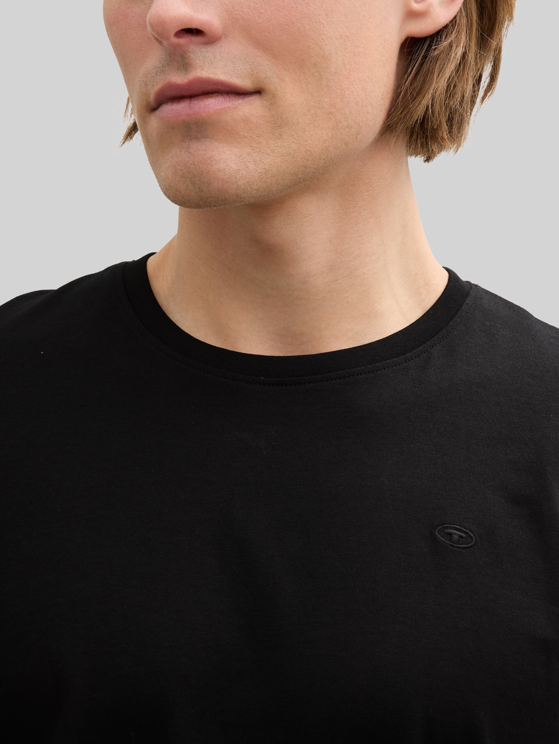Basic T-shirt met geborduurd logo - Black - Detailaanzicht model