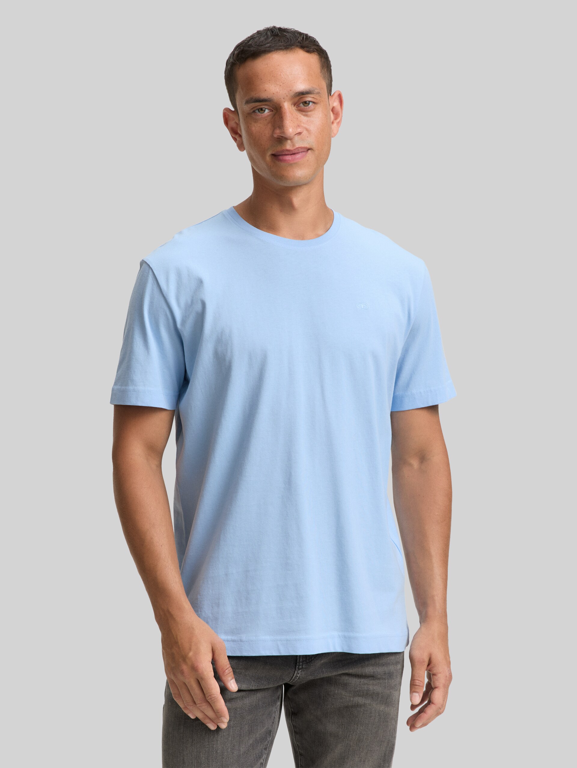 Basic T-Shirt mit Logo-Stickerei - washed out middle blue - Ausschnitt Model-Vorderansicht