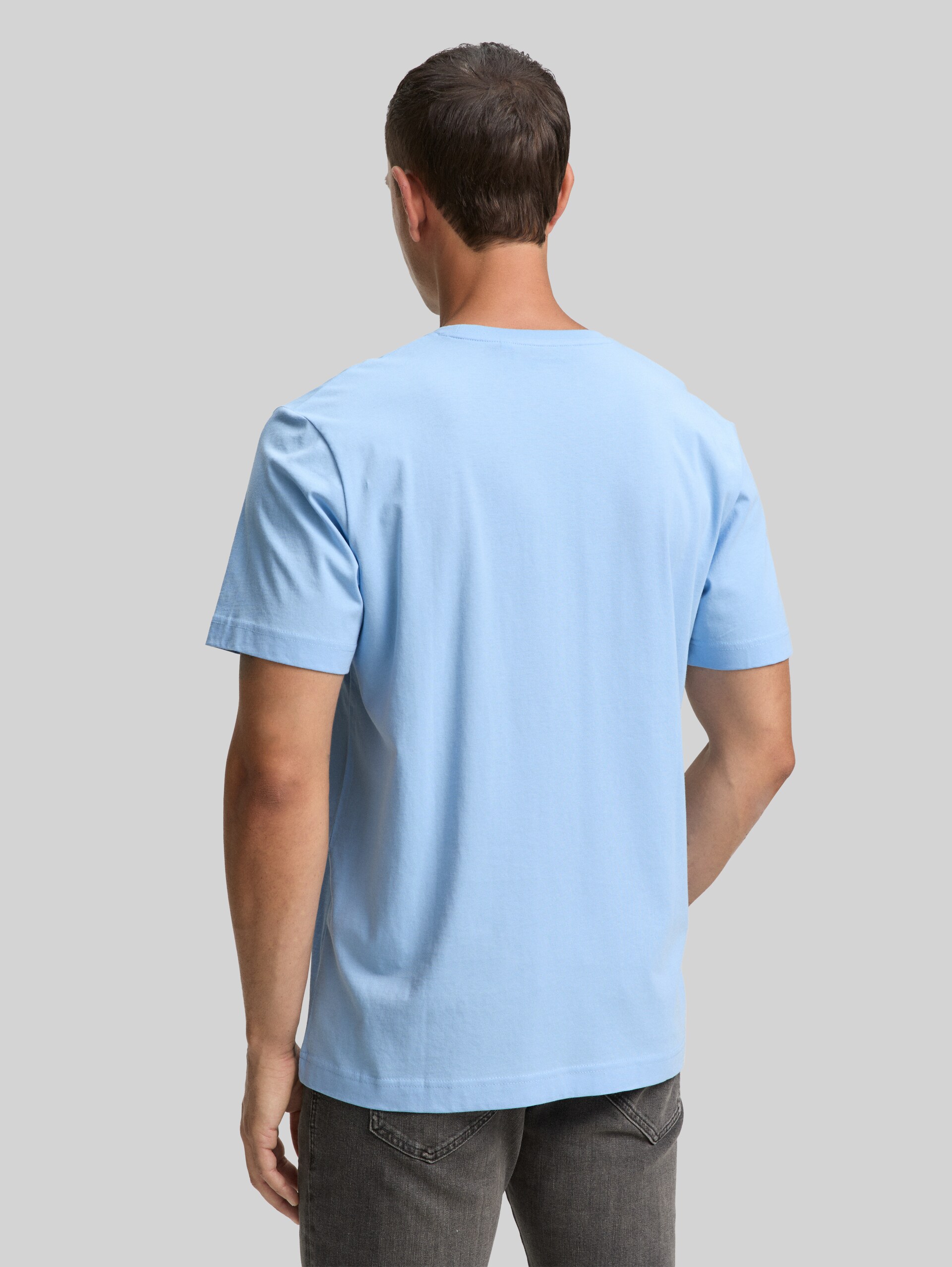 Basic T-Shirt mit Logo-Stickerei - washed out middle blue - Auschnitt Model-Rückansicht