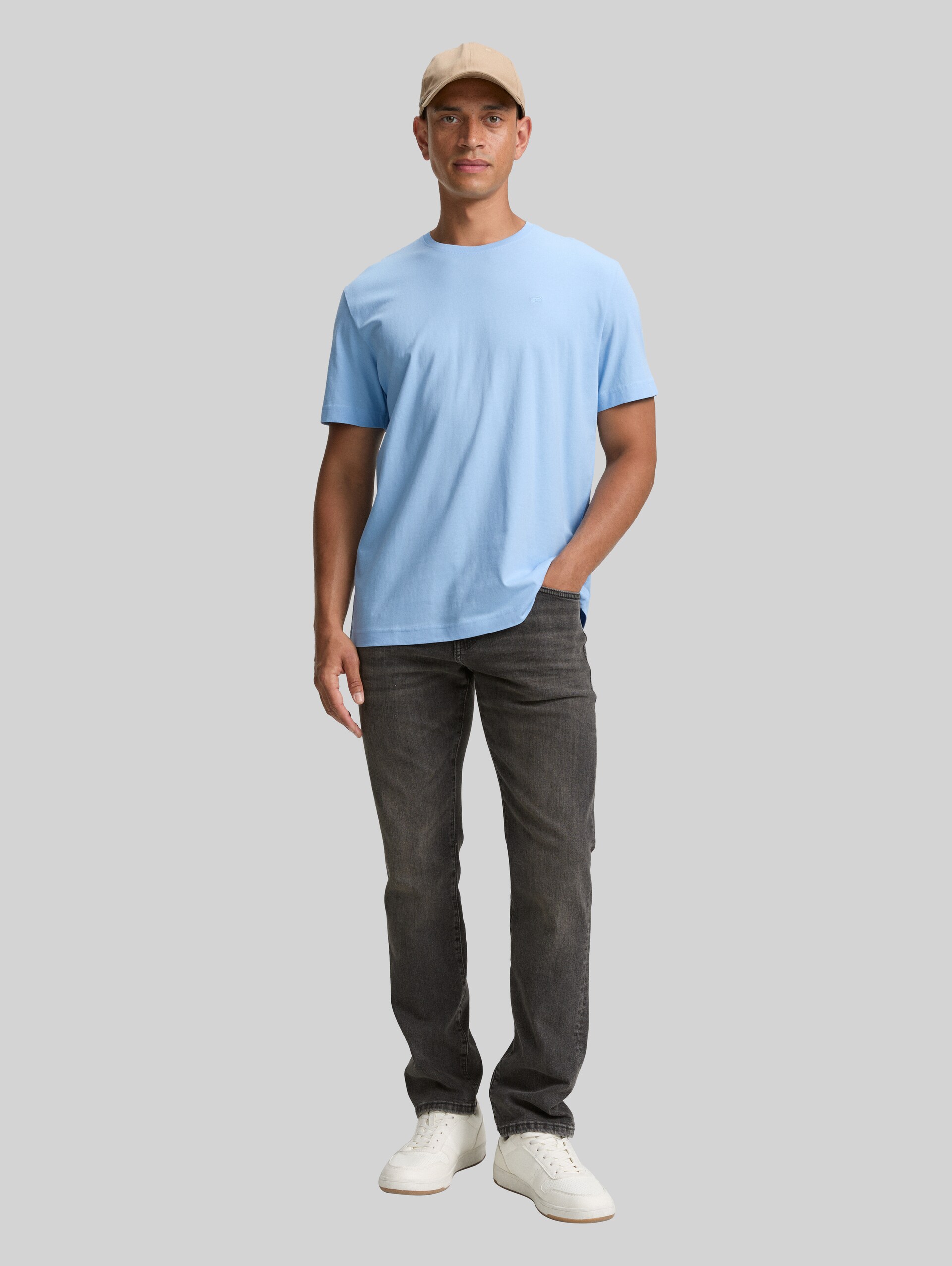 Basic T-Shirt mit Logo-Stickerei - washed out middle blue - Model-Vorderansicht