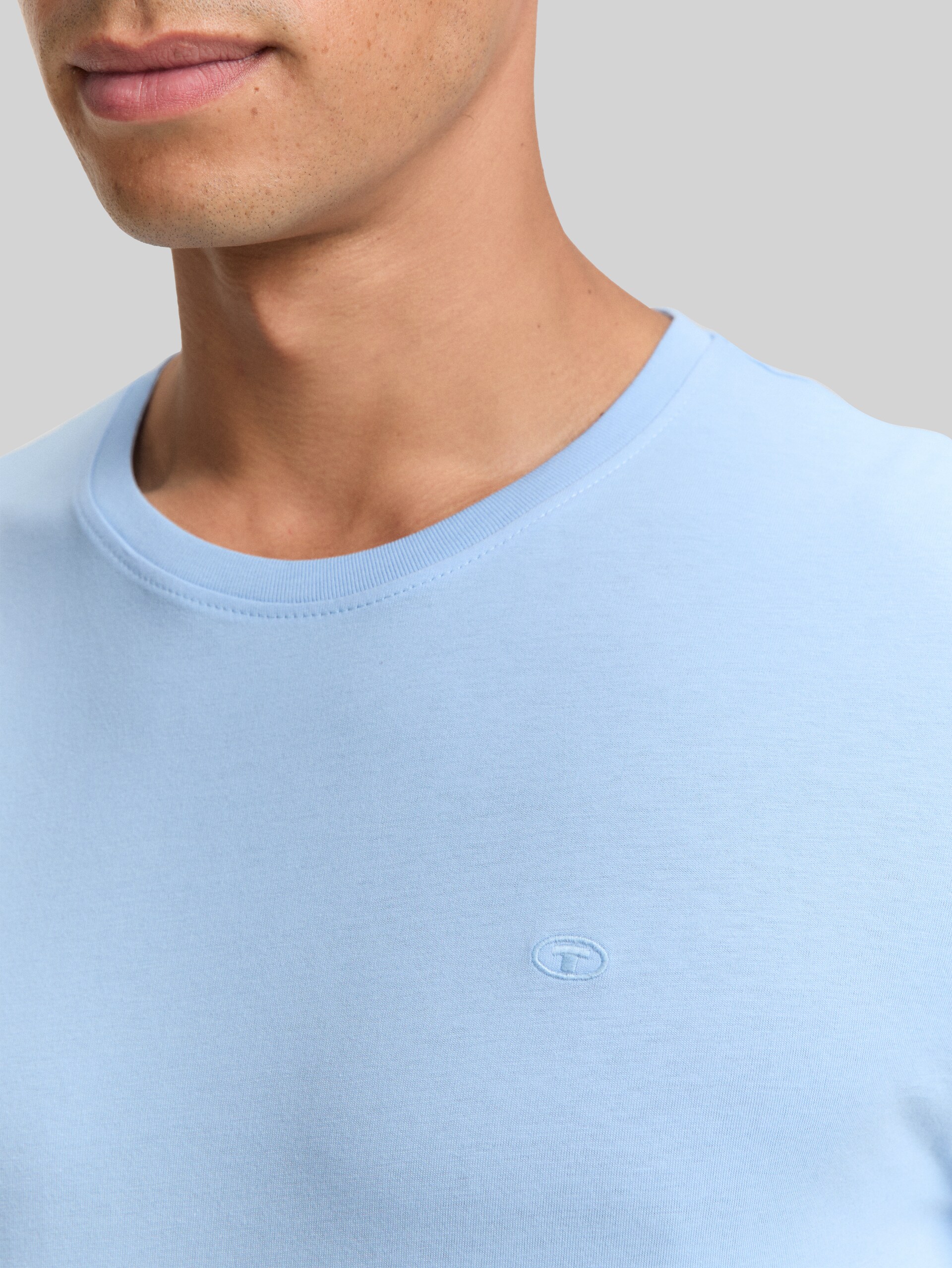 Basic T-Shirt mit Logo-Stickerei - washed out middle blue - Detail-Model-Ansicht