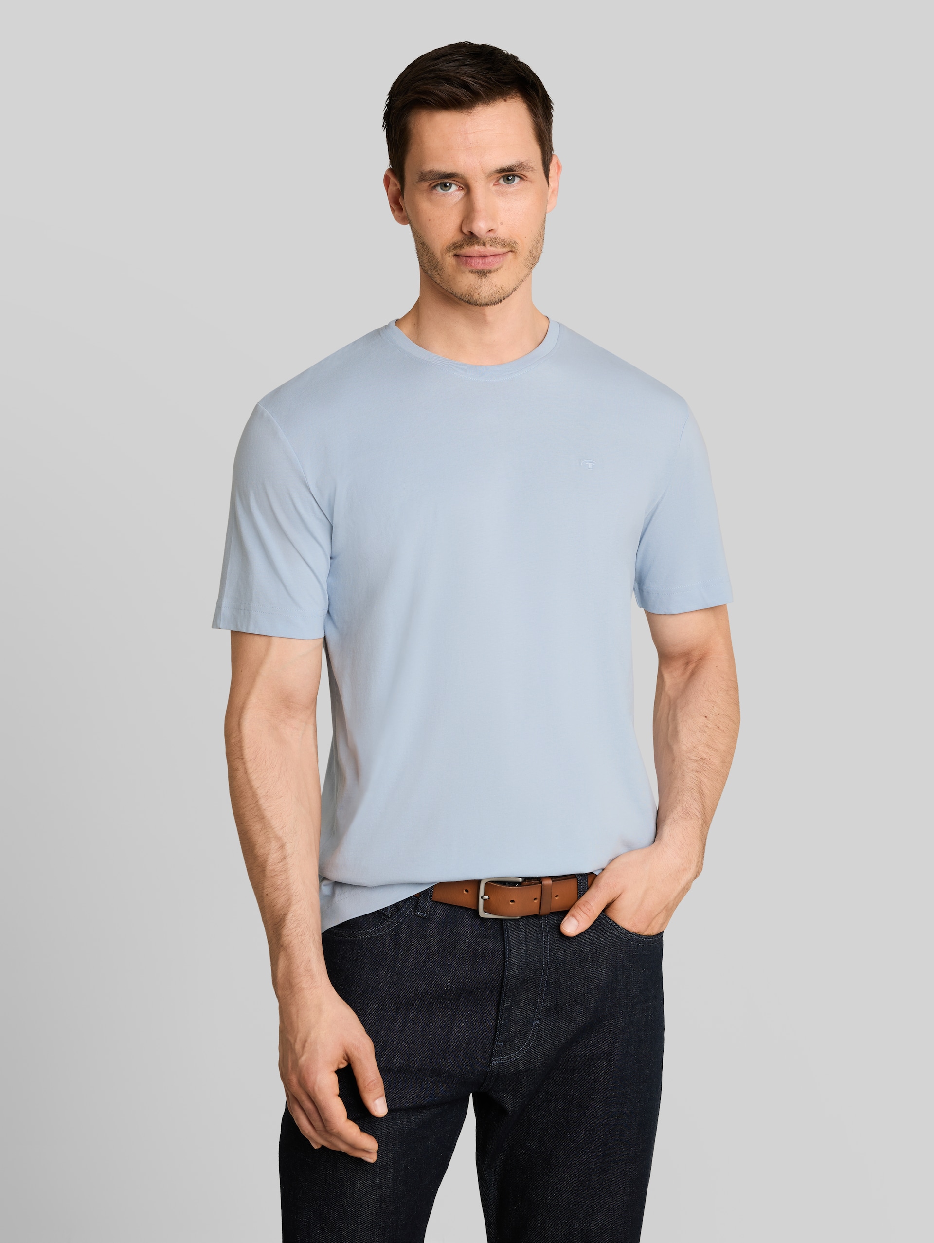 Basic T-Shirt mit Logo-Stickerei - light blue grey - Ausschnitt Model-Vorderansicht