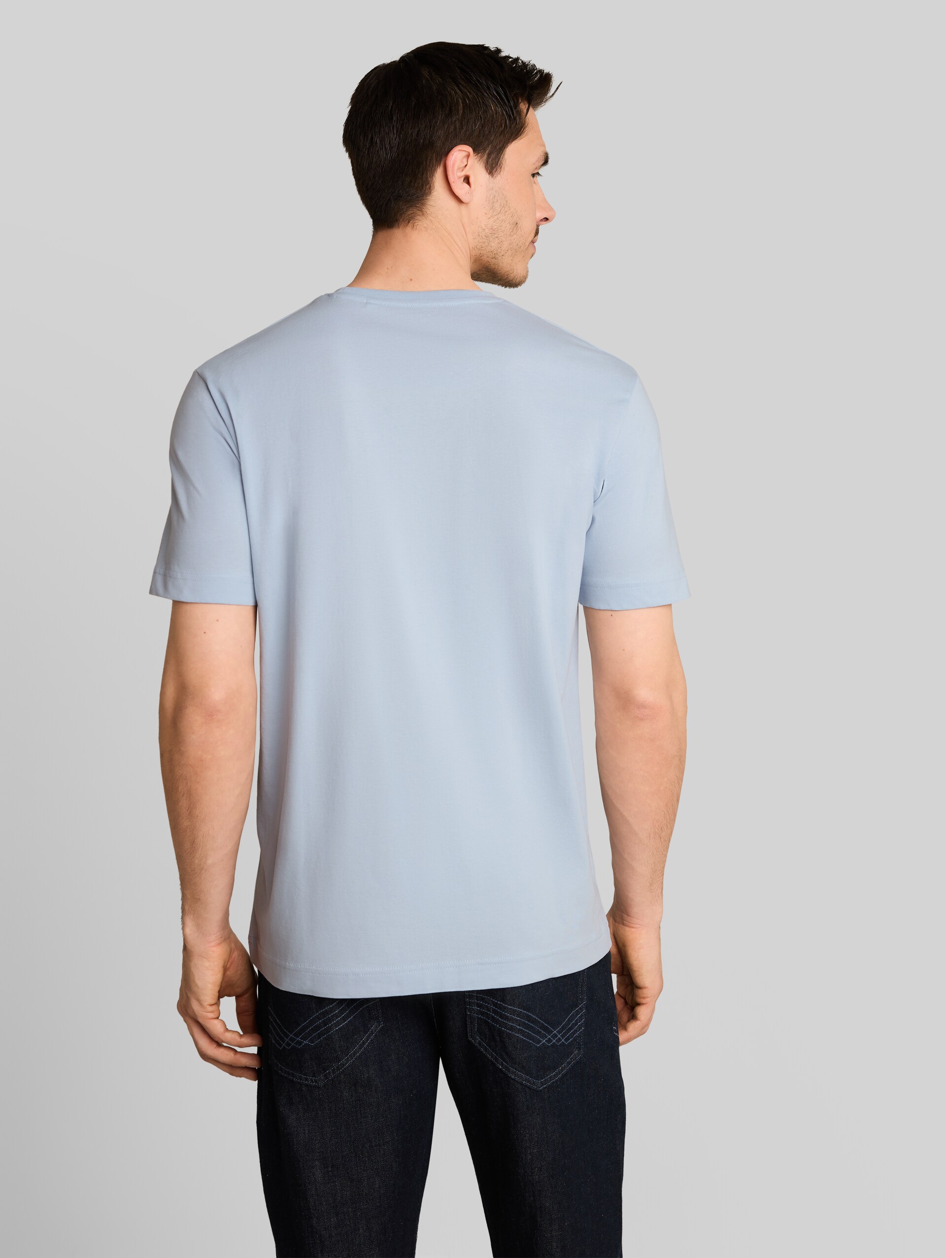 Basic T-Shirt mit Logo-Stickerei - light blue grey - Auschnitt Model-Rückansicht