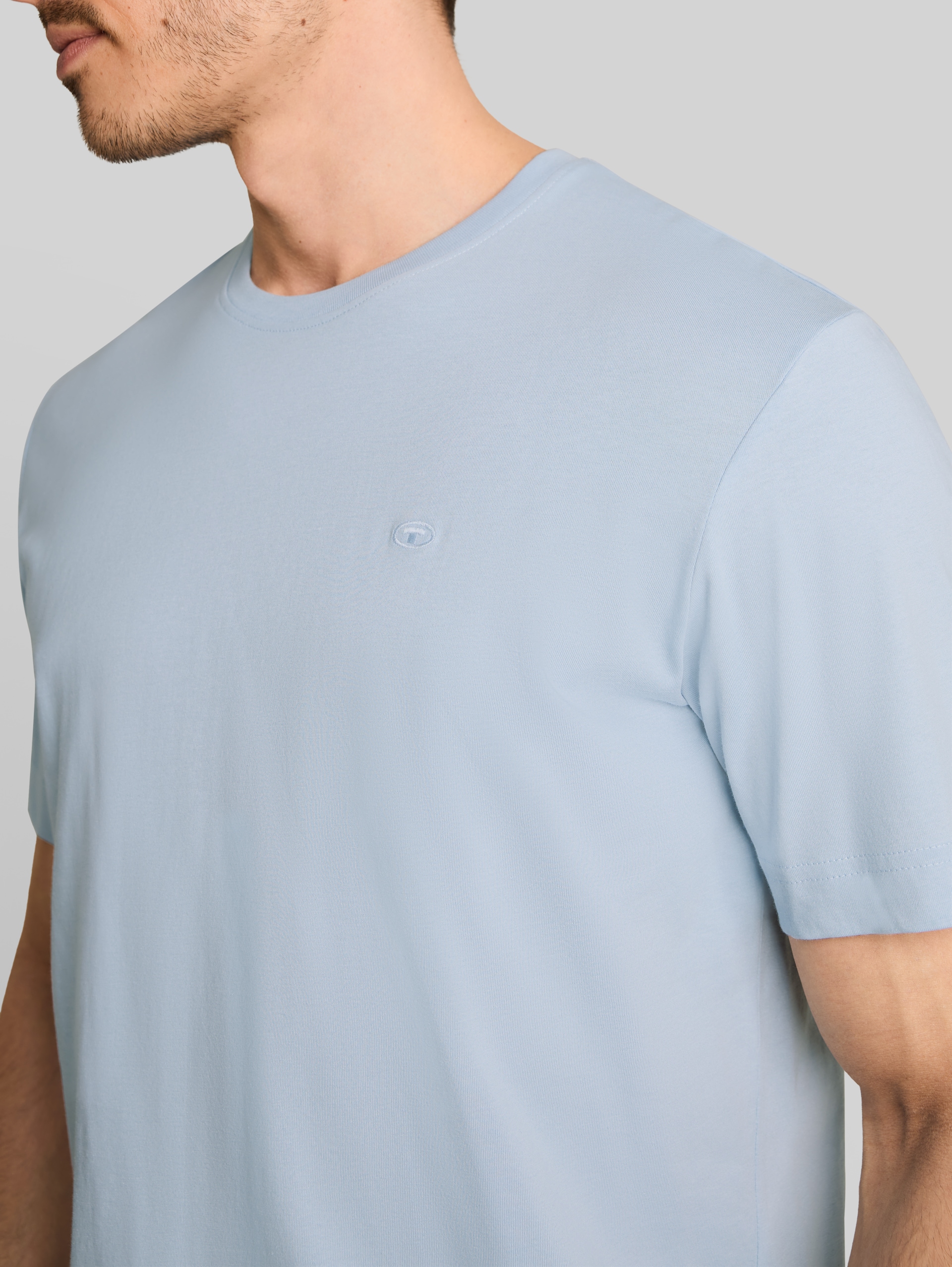Basic T-Shirt mit Logo-Stickerei - light blue grey - Detail-Model-Ansicht