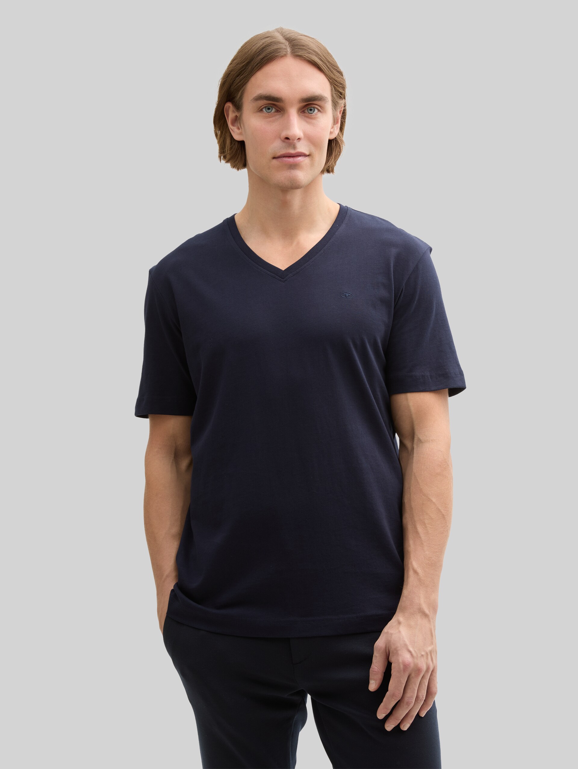 T-shirt basique à col en V - Knitted Navy - Découpe Vue de face du modèle